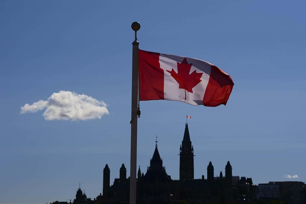 Silhouette Du Drapeau Canadien Sur La Colline Du Parlement Fond d'écran