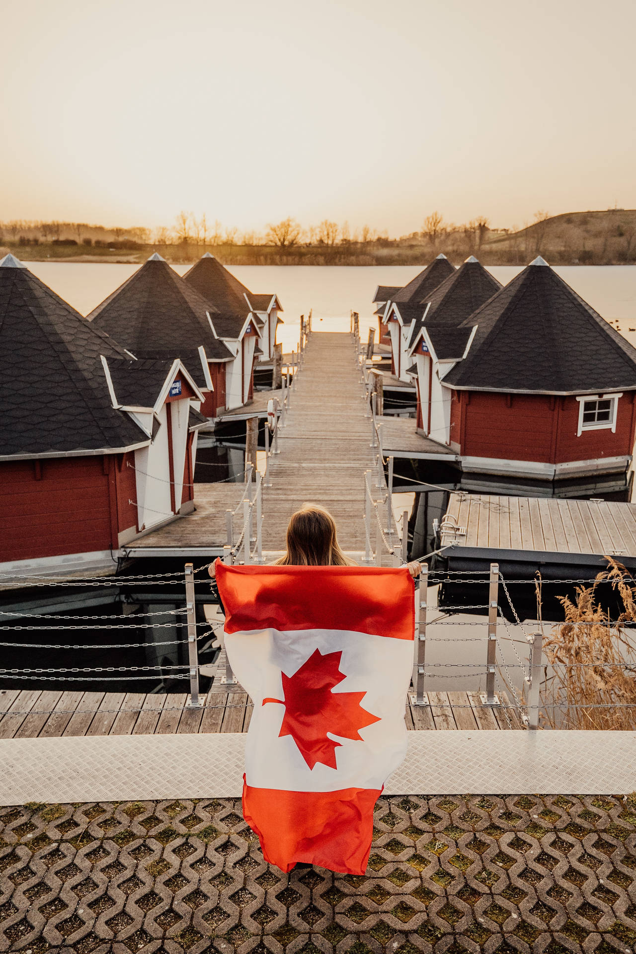 Mujercon Bandera Canadiense En Un Pueblo. Fondo de pantalla
