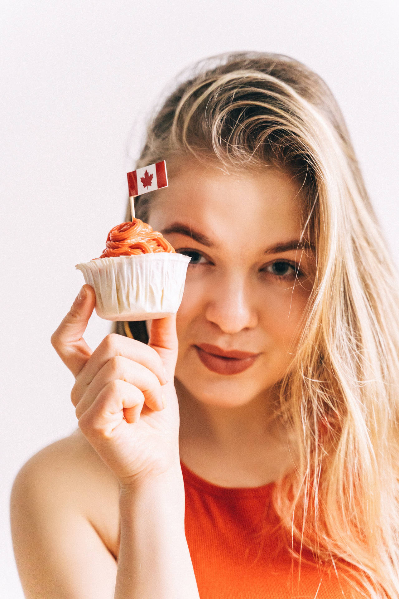 Kanadischesmädchen Und Cupcake Wallpaper