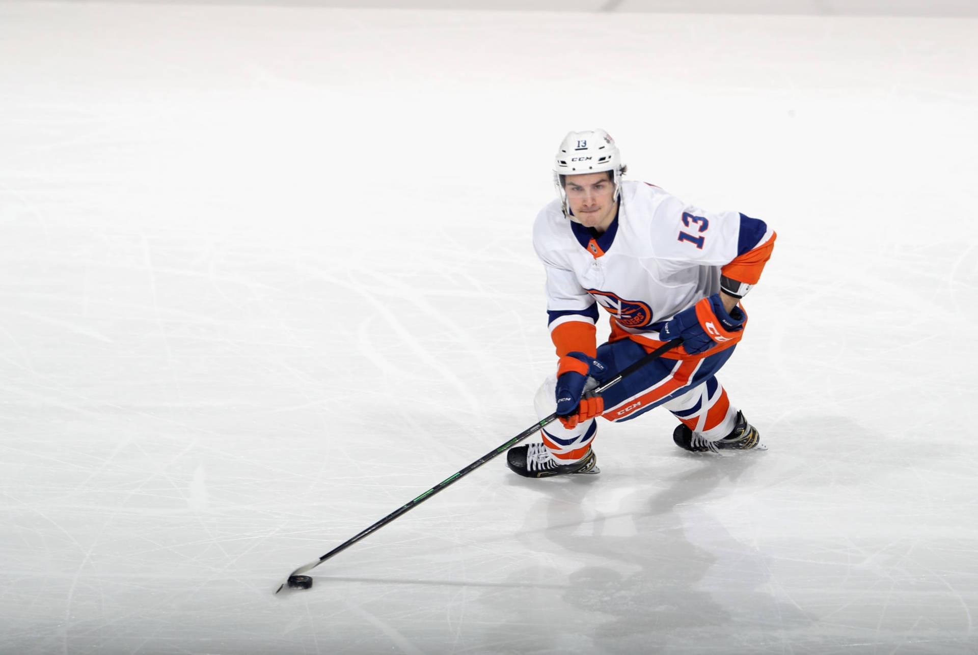 Canadisk ishockey-spiller Mathew Barzal høj vinkel skud Wallpaper
