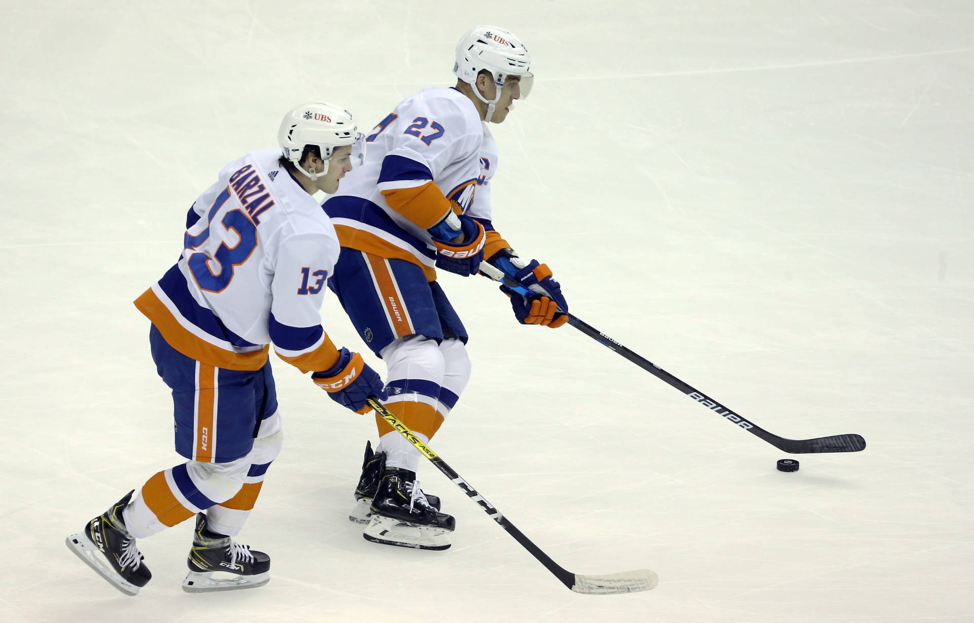 Canadiske ishockey-spillere Mathew Barzal og Anders Lee skøjter på et stålgråt baggrund. Wallpaper