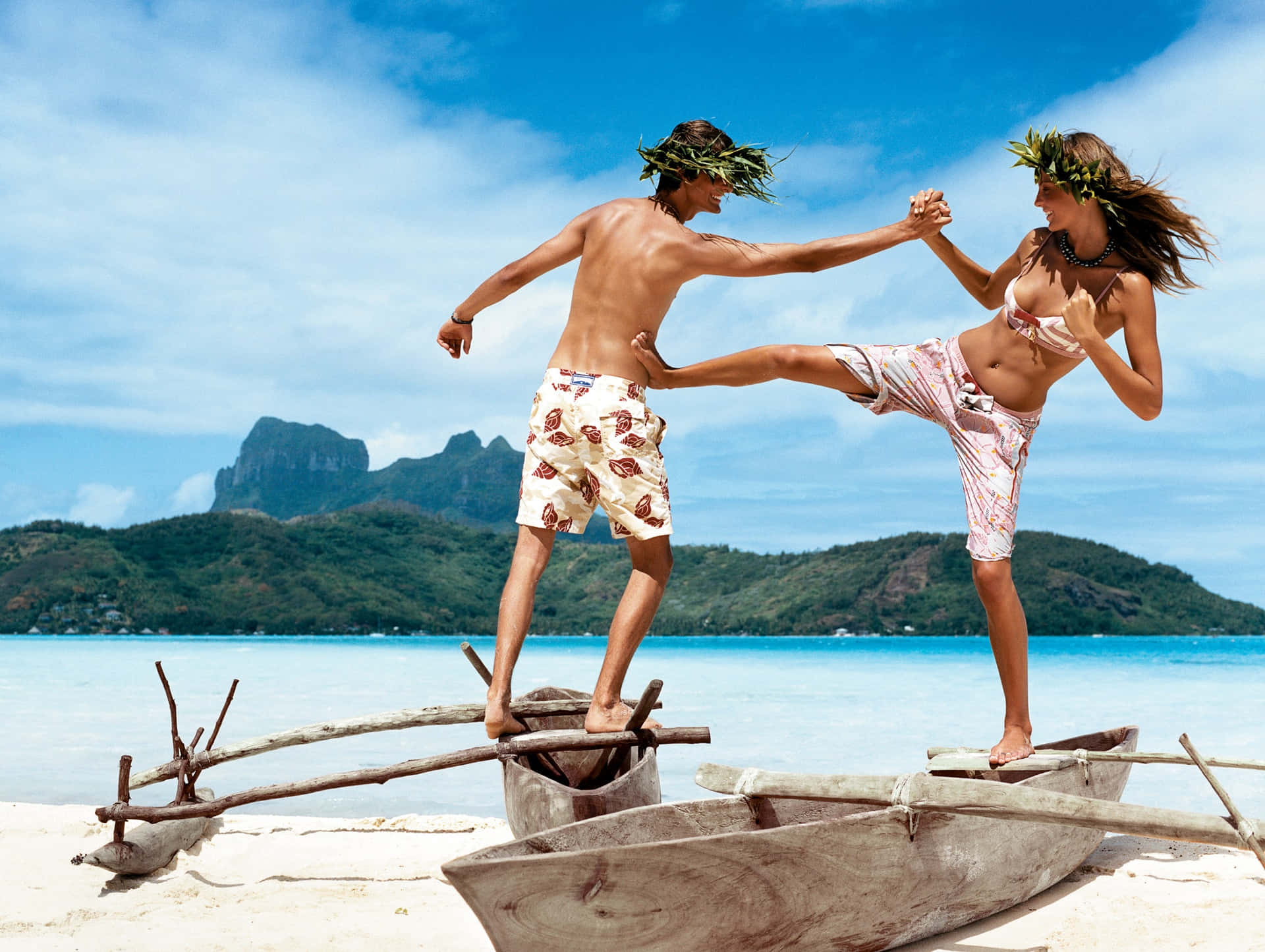 Canadisk model Daria Werbowy og bror par på stranden Wallpaper