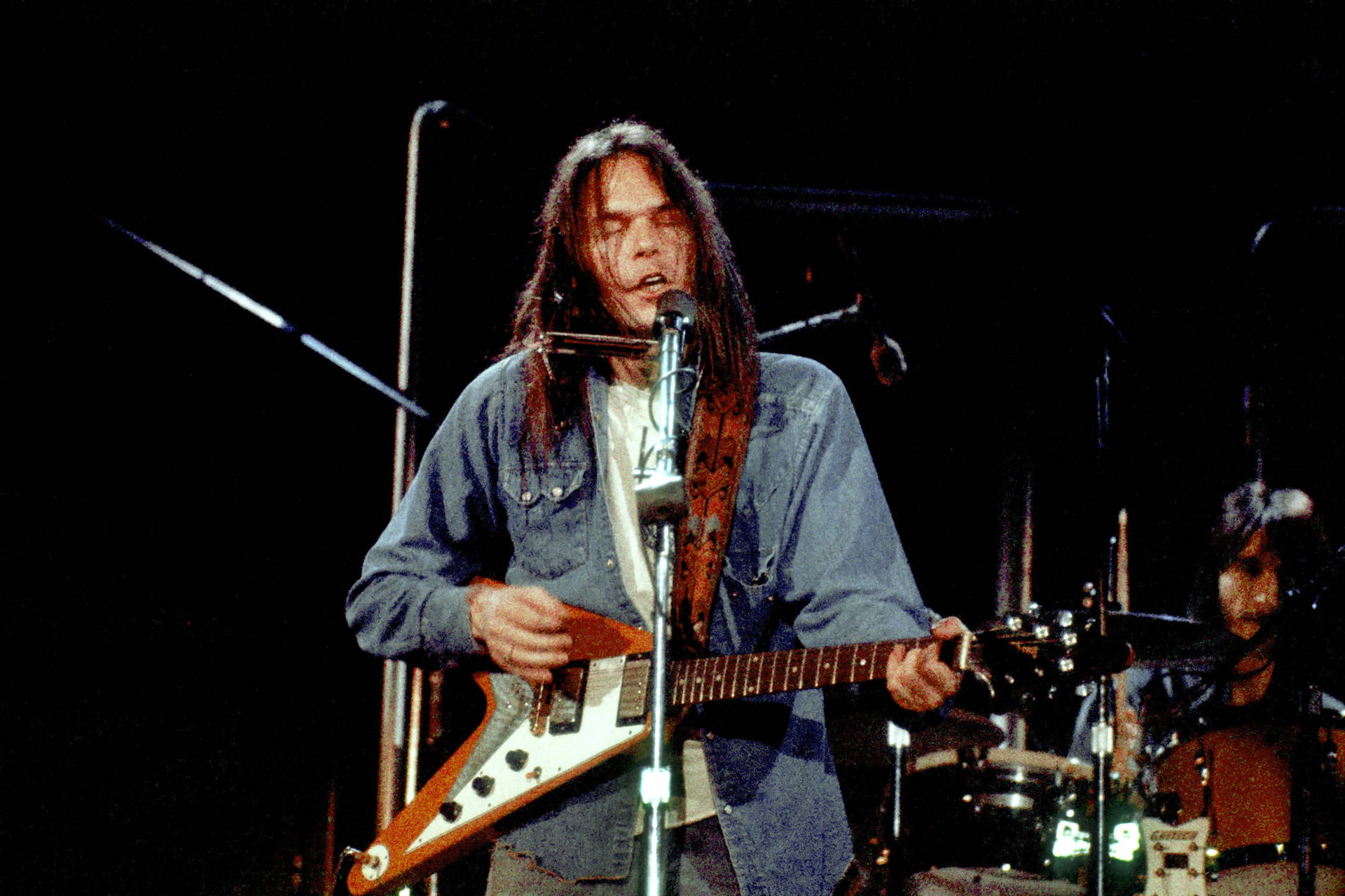 Kanadensiskamusikern Neil Young Och Bandet The Stray Gators. Wallpaper