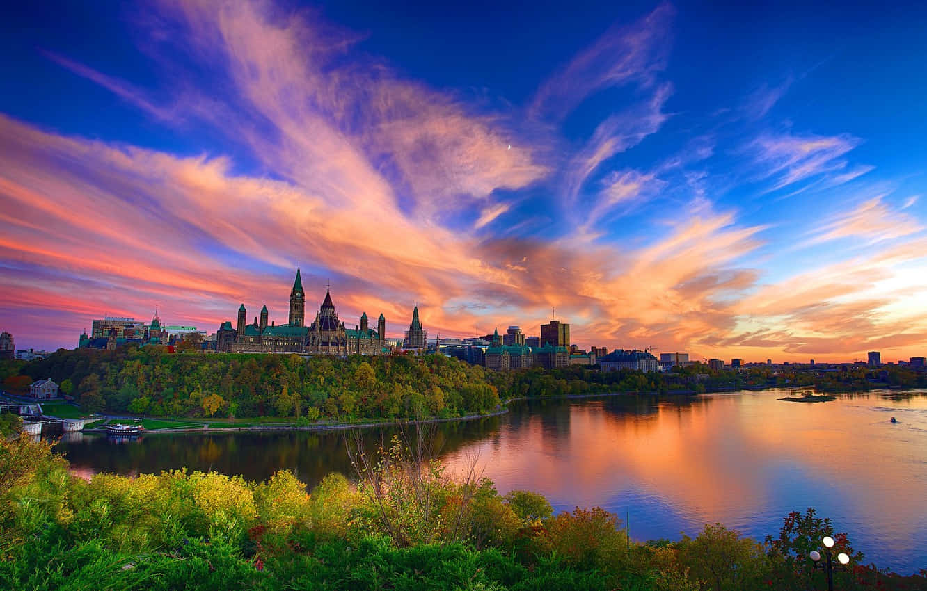 Imagende Los Edificios Del Parlamento Canadiense En Los Cielos Azules Y Naranjas Fondo de pantalla