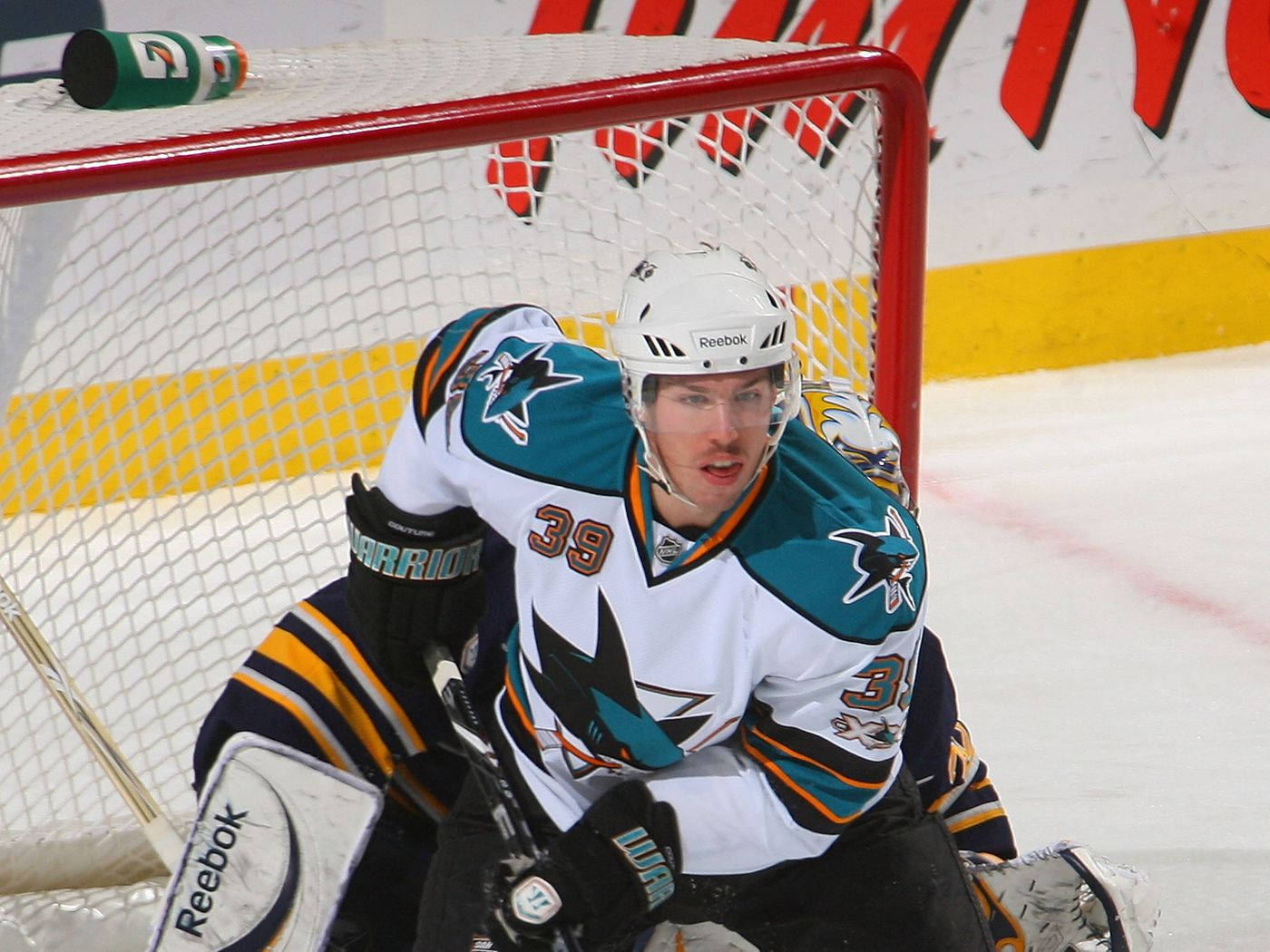 Canadian Professional Ice Hockey Center Logan Couture Goal Wallpaper