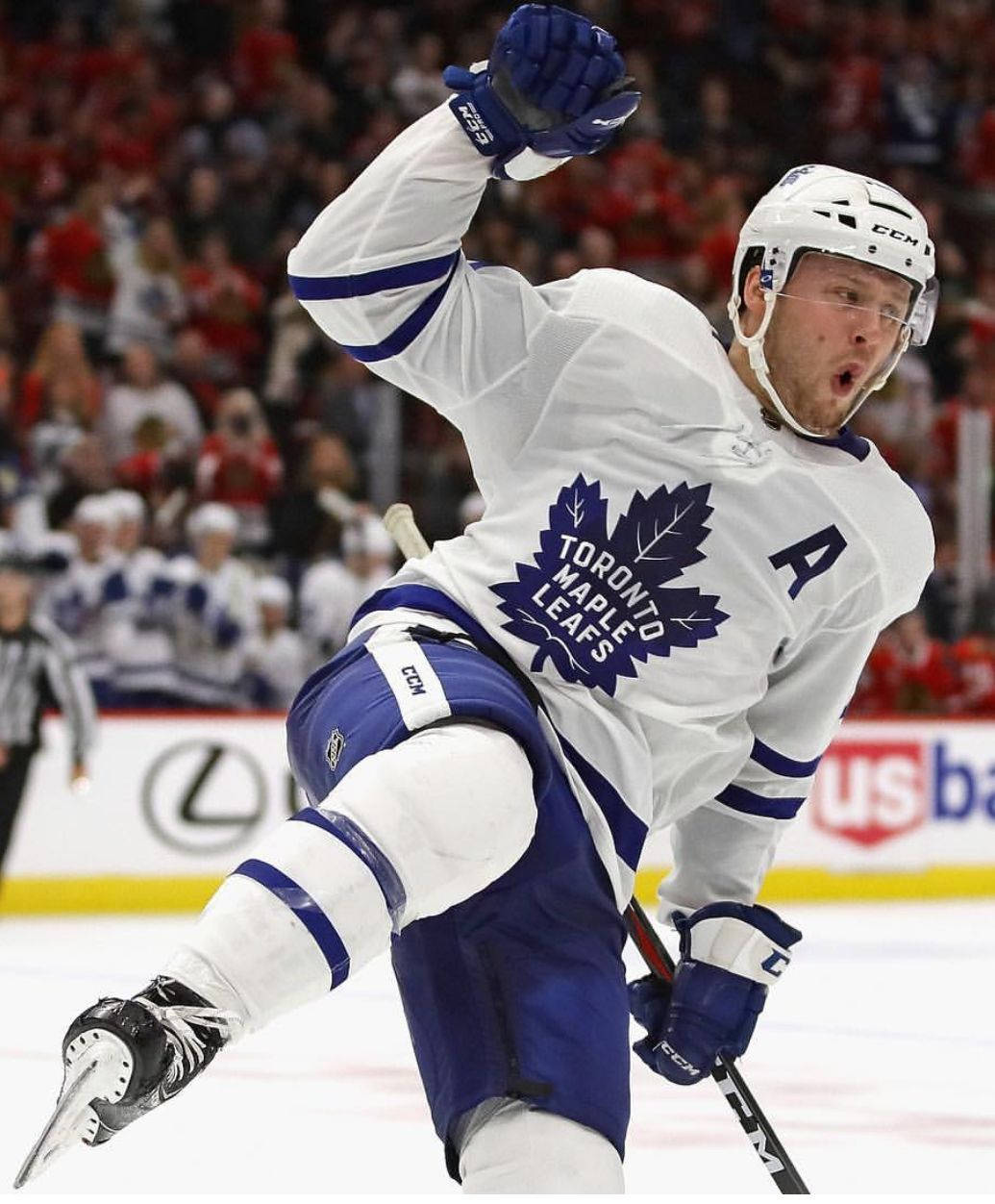 Kanadensiskprofessionell Spelare För Toronto Maple Leafs, Morgan Rielly. Wallpaper