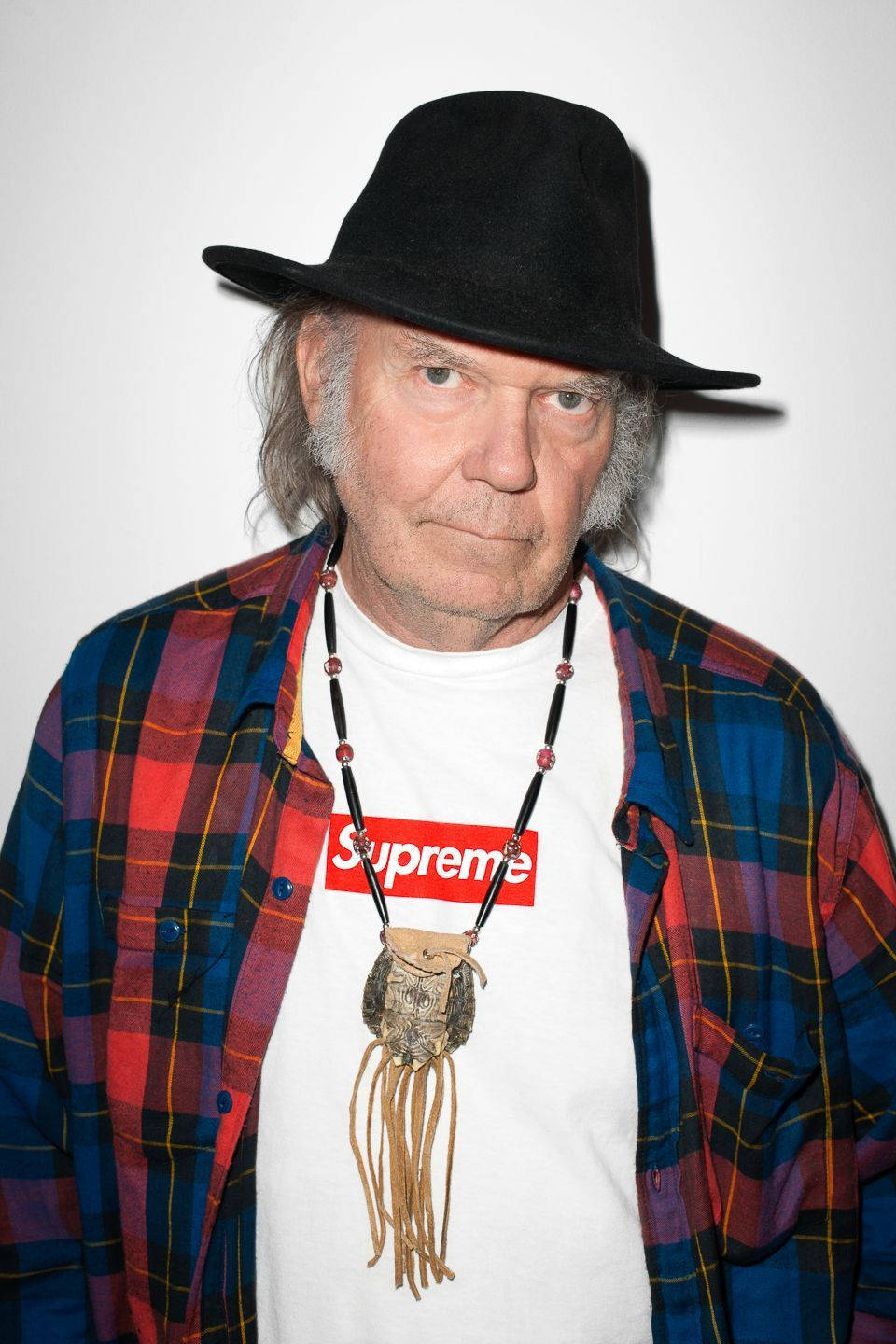 Iconicocantautore Canadese, Neil Young In Un Servizio Fotografico Per Supreme. Sfondo
