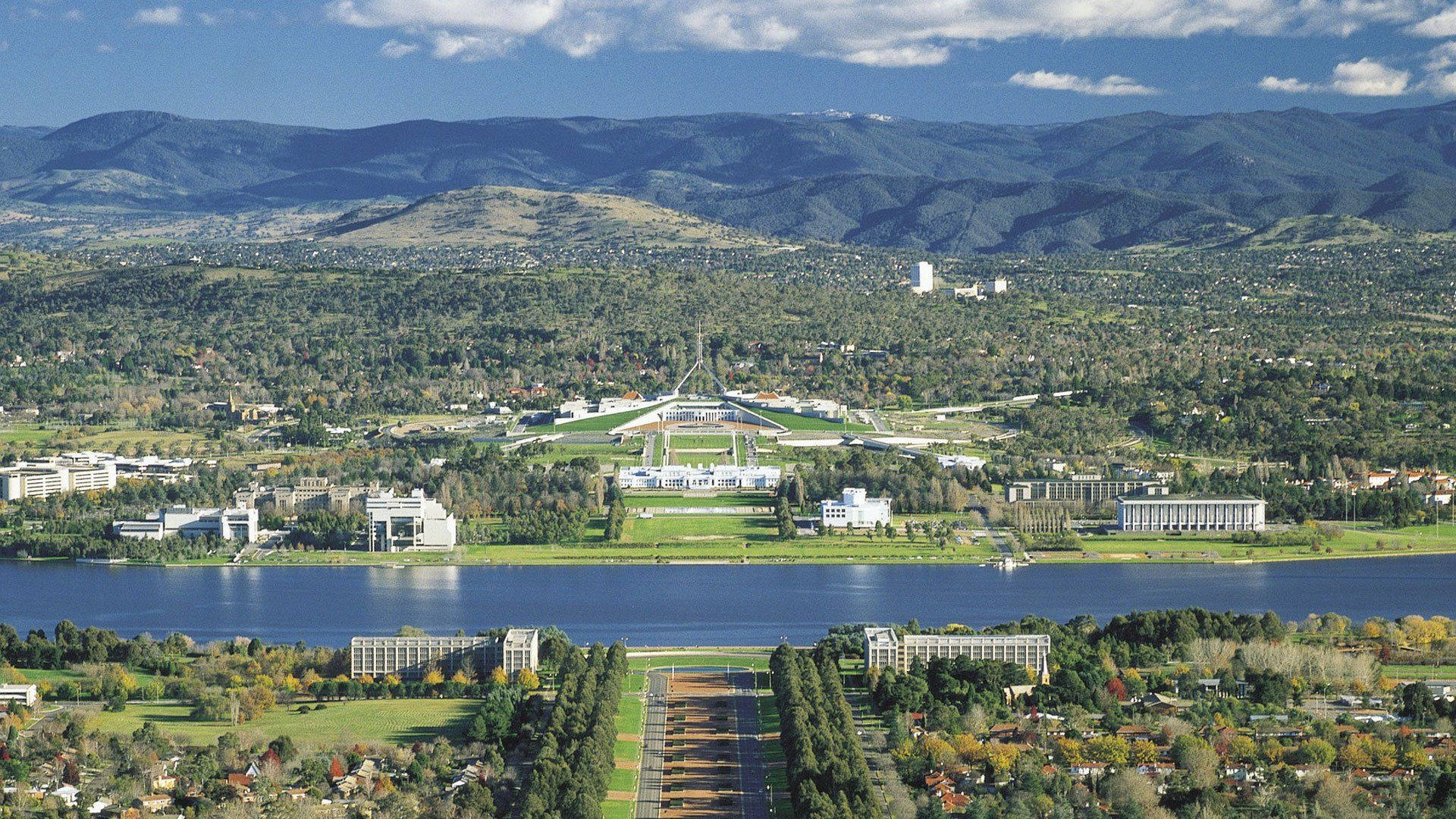 Torresda Capital Canberra Na Cordilheira Imponente. Papel de Parede