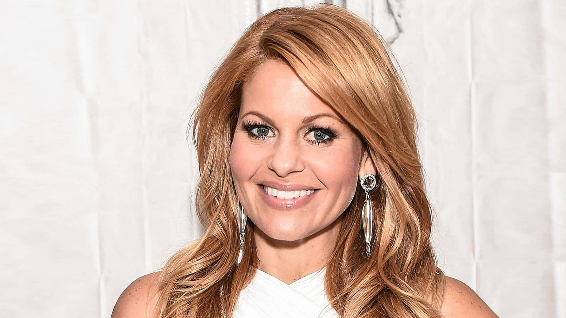 Candace Cameron Bure Smiling Radiantly at an Event Wallpaper