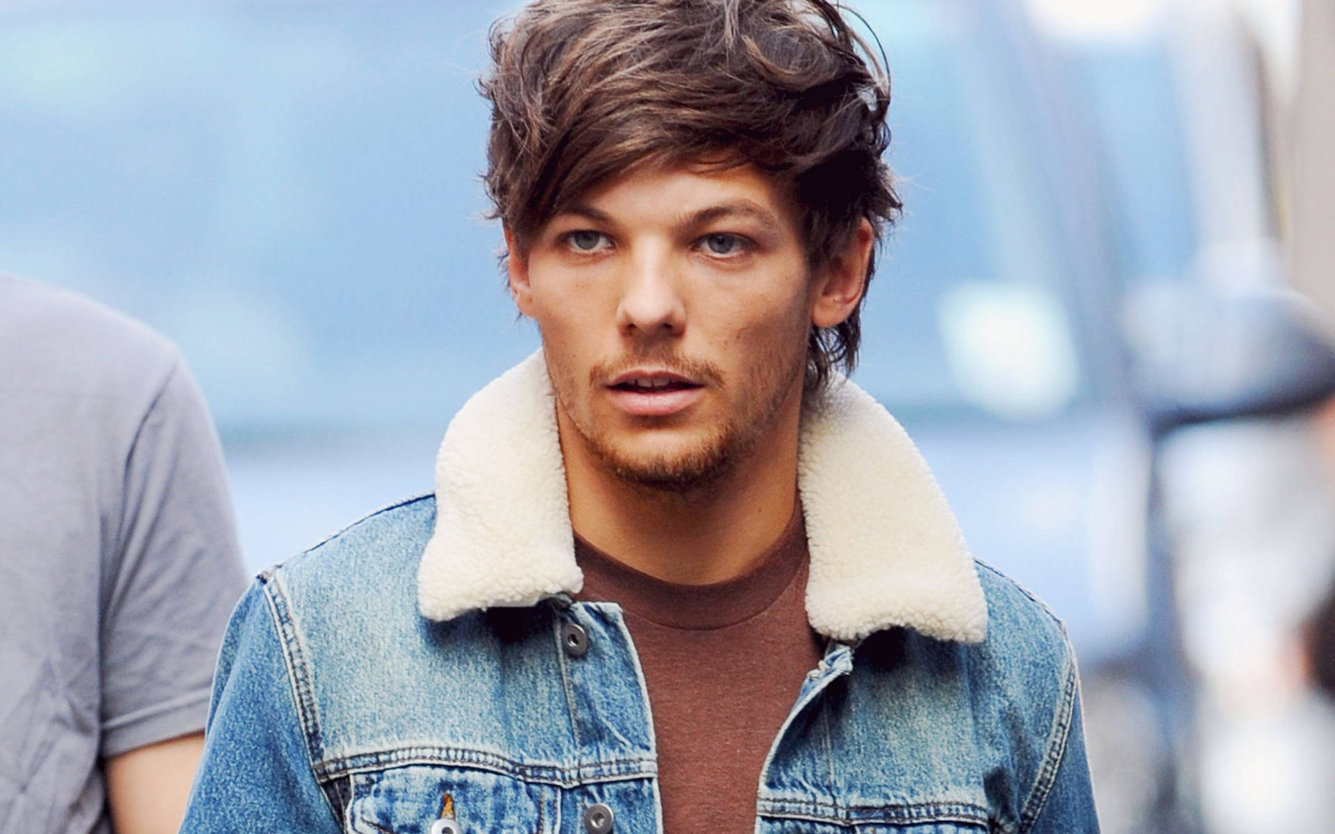 Candid Louis Tomlinson Outdoors Background