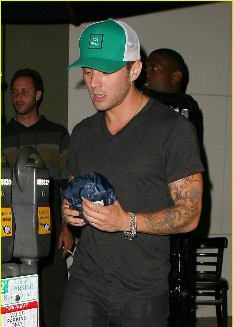 Talented Hollywood Actor, Ryan Phillippe, Spotted in Public Wallpaper