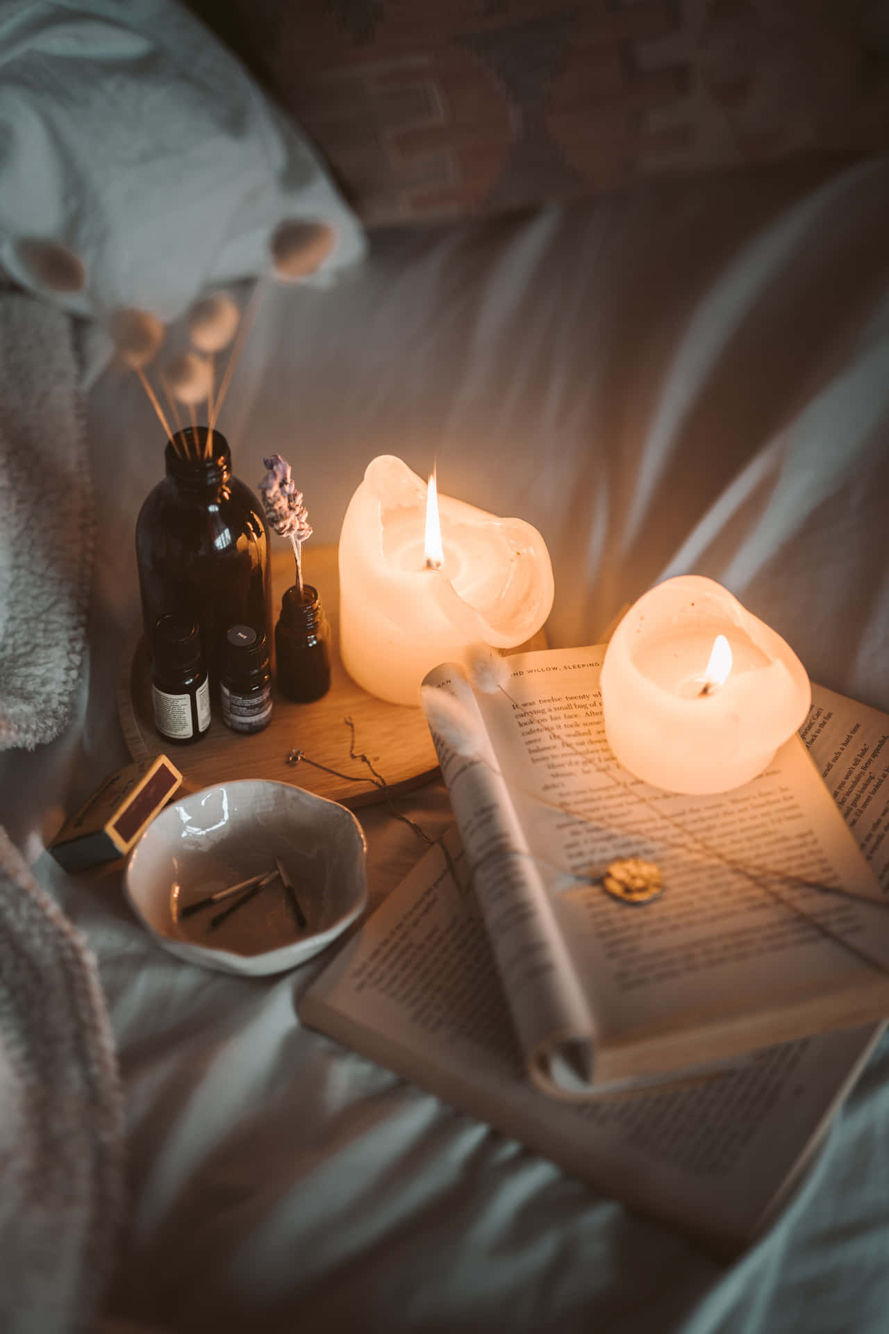 Einbett Mit Kerzen, Einem Buch Und Einer Kerze