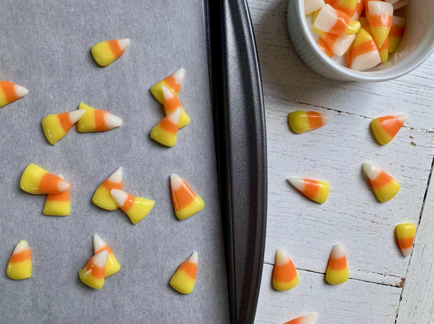 Candy Corn Verspreid Op Bakpapier Achtergrond