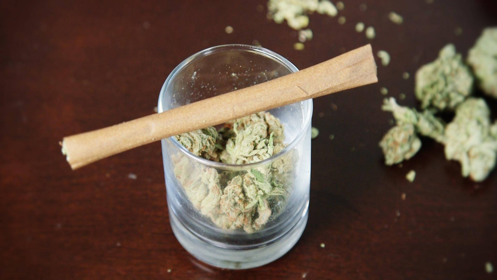 Cannabis og bluntindpakningspapir i shotglasdekoration Wallpaper