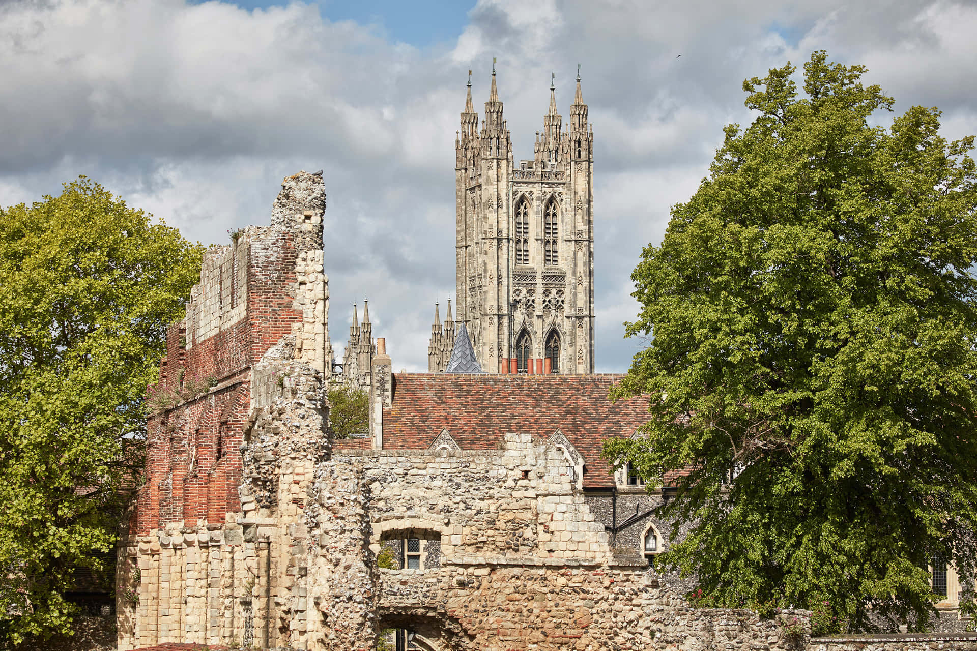 Katedral Canterbury Di Balik Reruntuhan Wallpaper