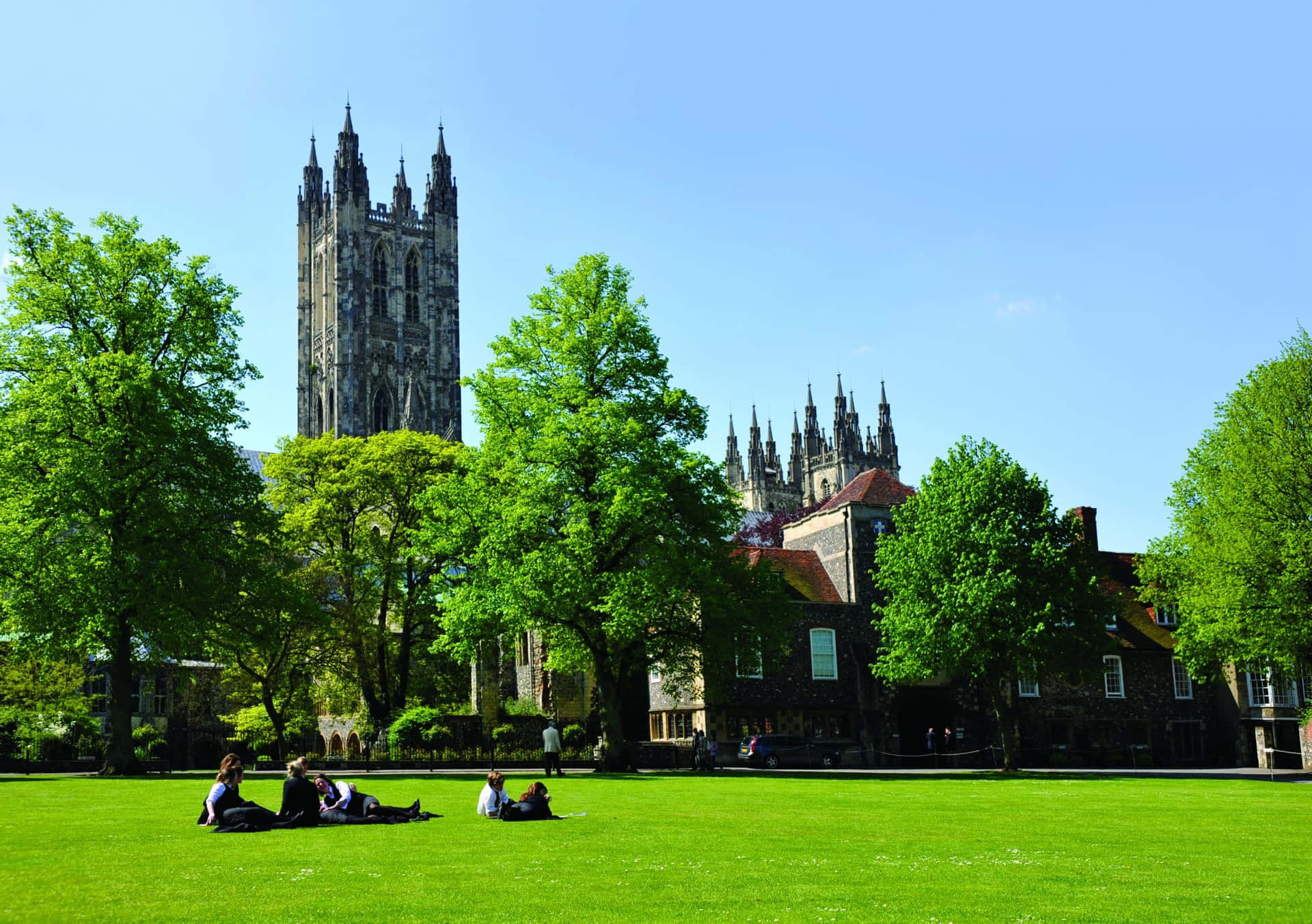 Taman Katedral Canterbury Di Hari Cerah Wallpaper