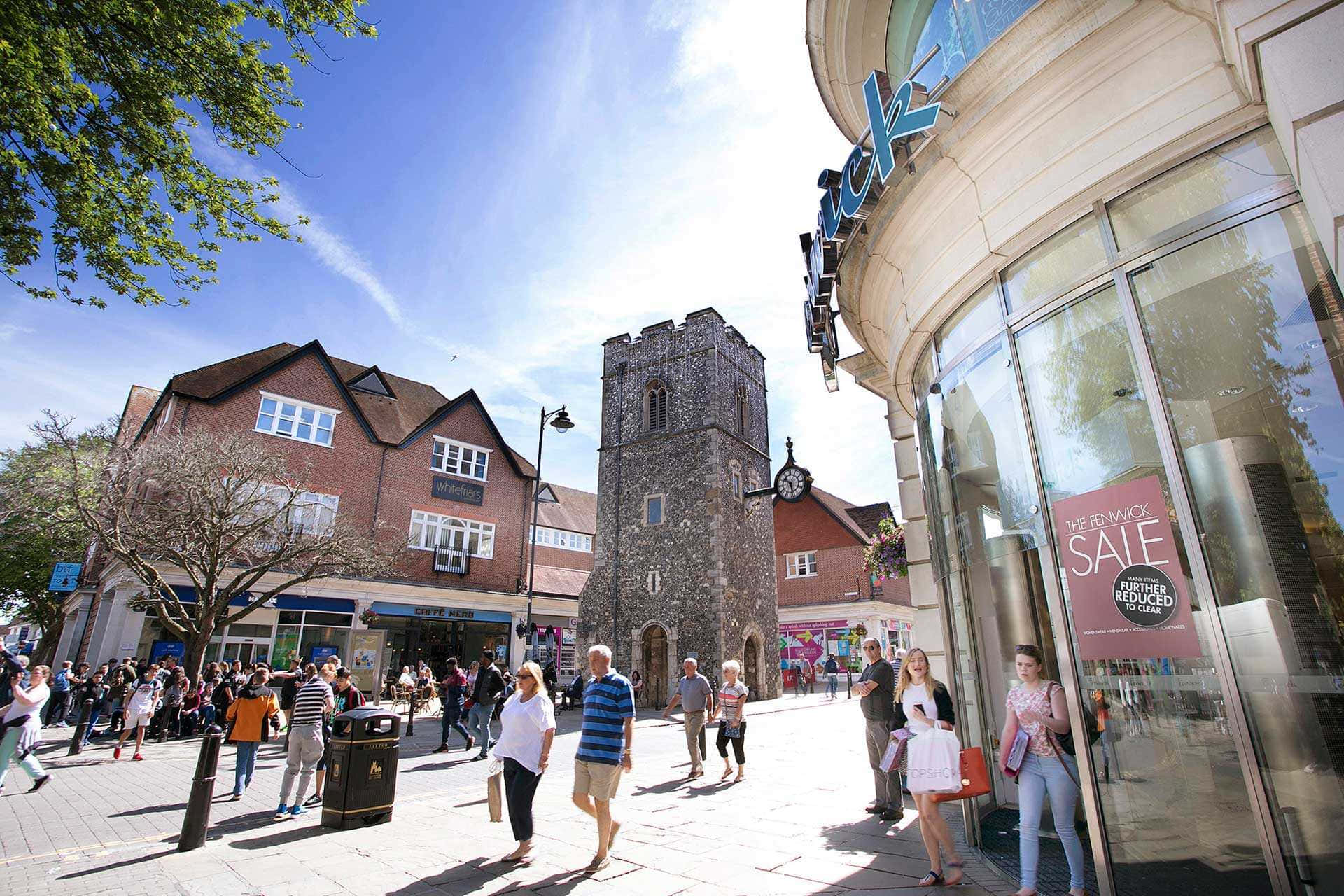 Scène De Rue Animée Du Centre-ville De Canterbury Fond d'écran