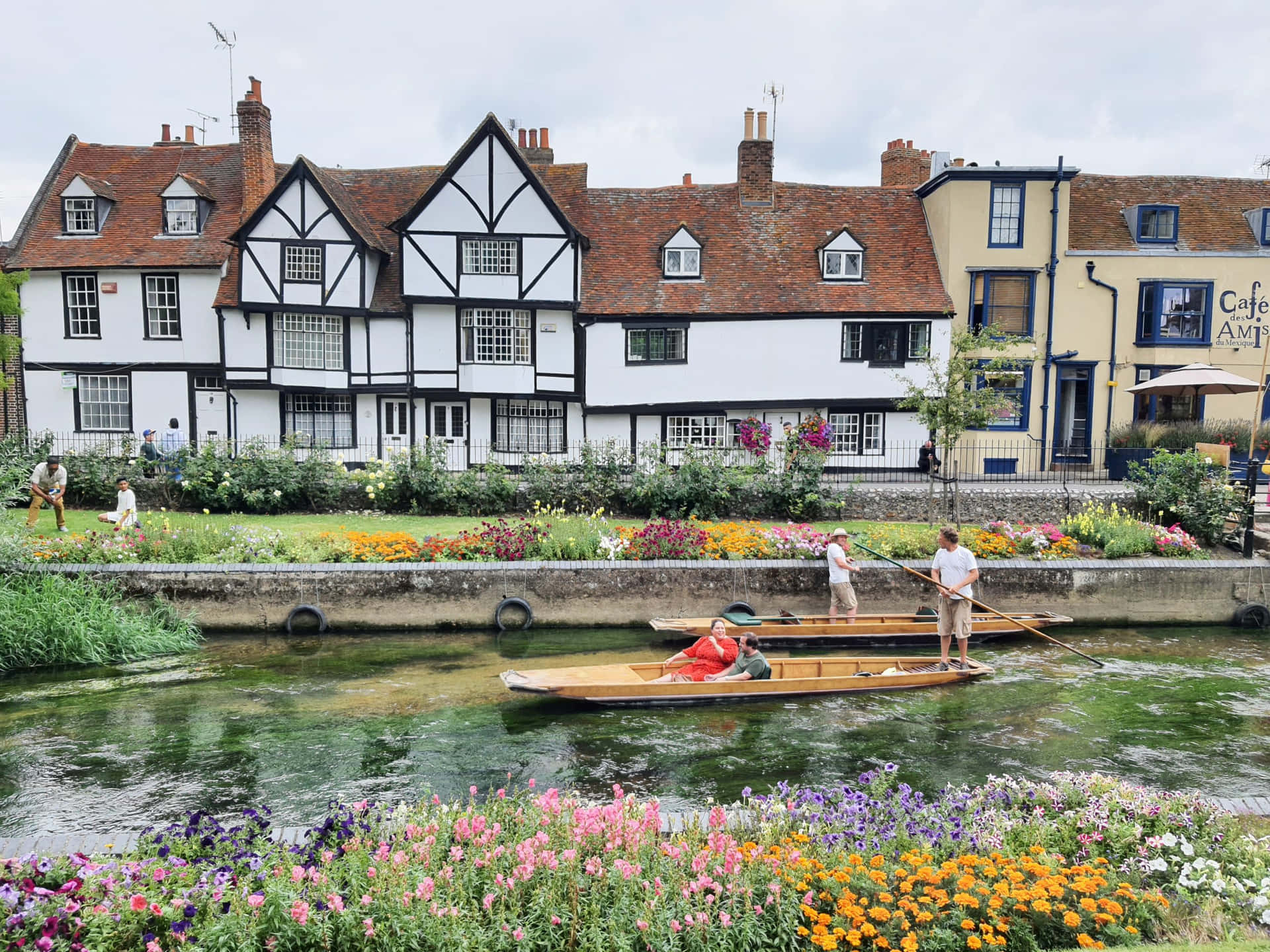 Visite En Bateau Sur La Rivière De Canterbury Avec Une Architecture Pittoresque Fond d'écran