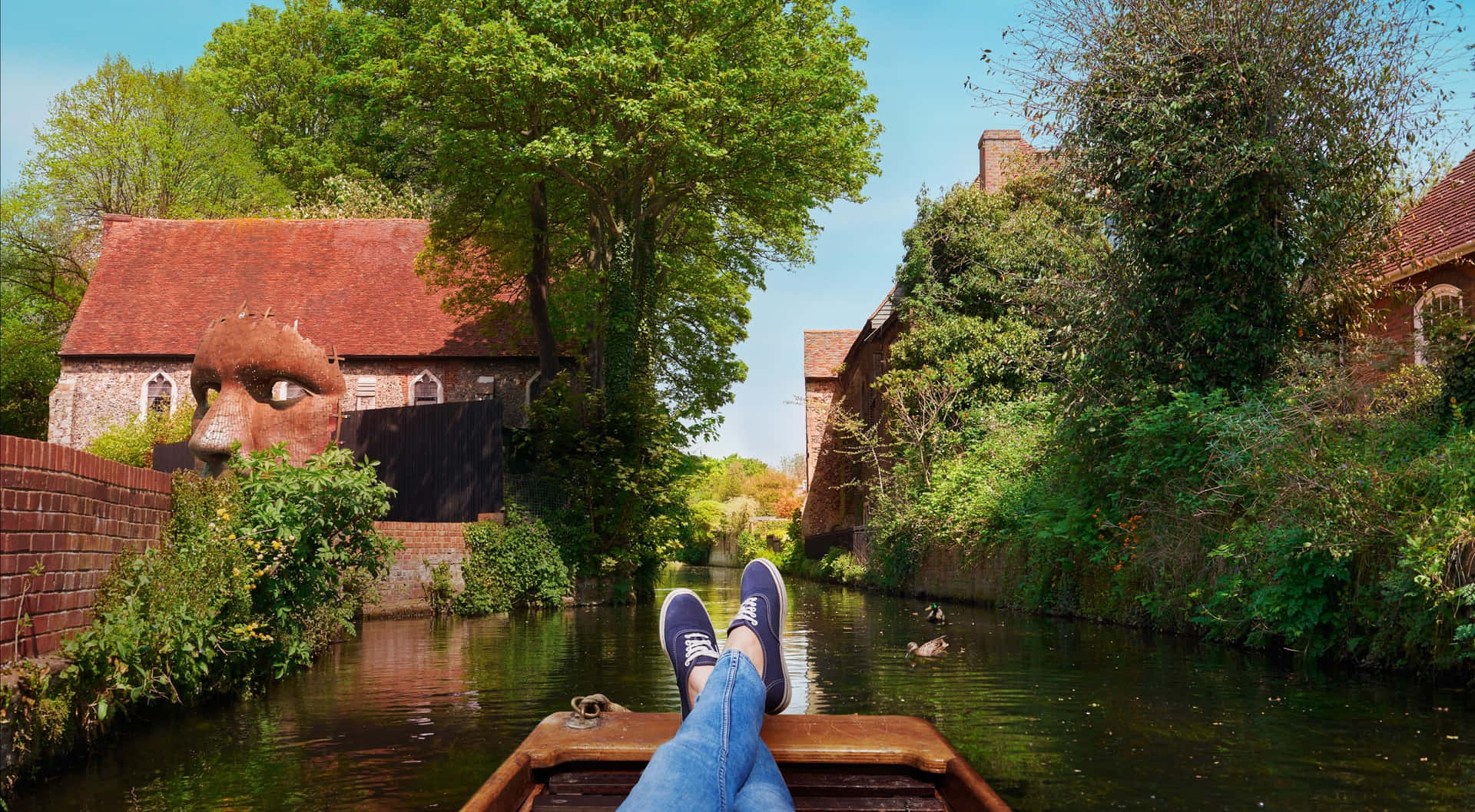 Visite En Bateau Sur La Rivière De Canterbury Avec Sculpture Artistique Fond d'écran