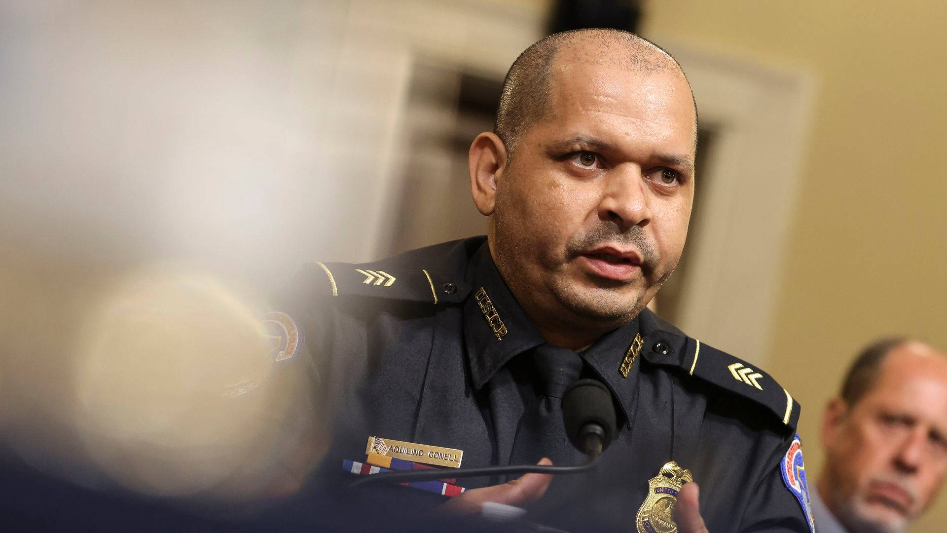 Capitolets Politibetjent Træder Af Som Følge Af Traume Efter Optøjer Wallpaper