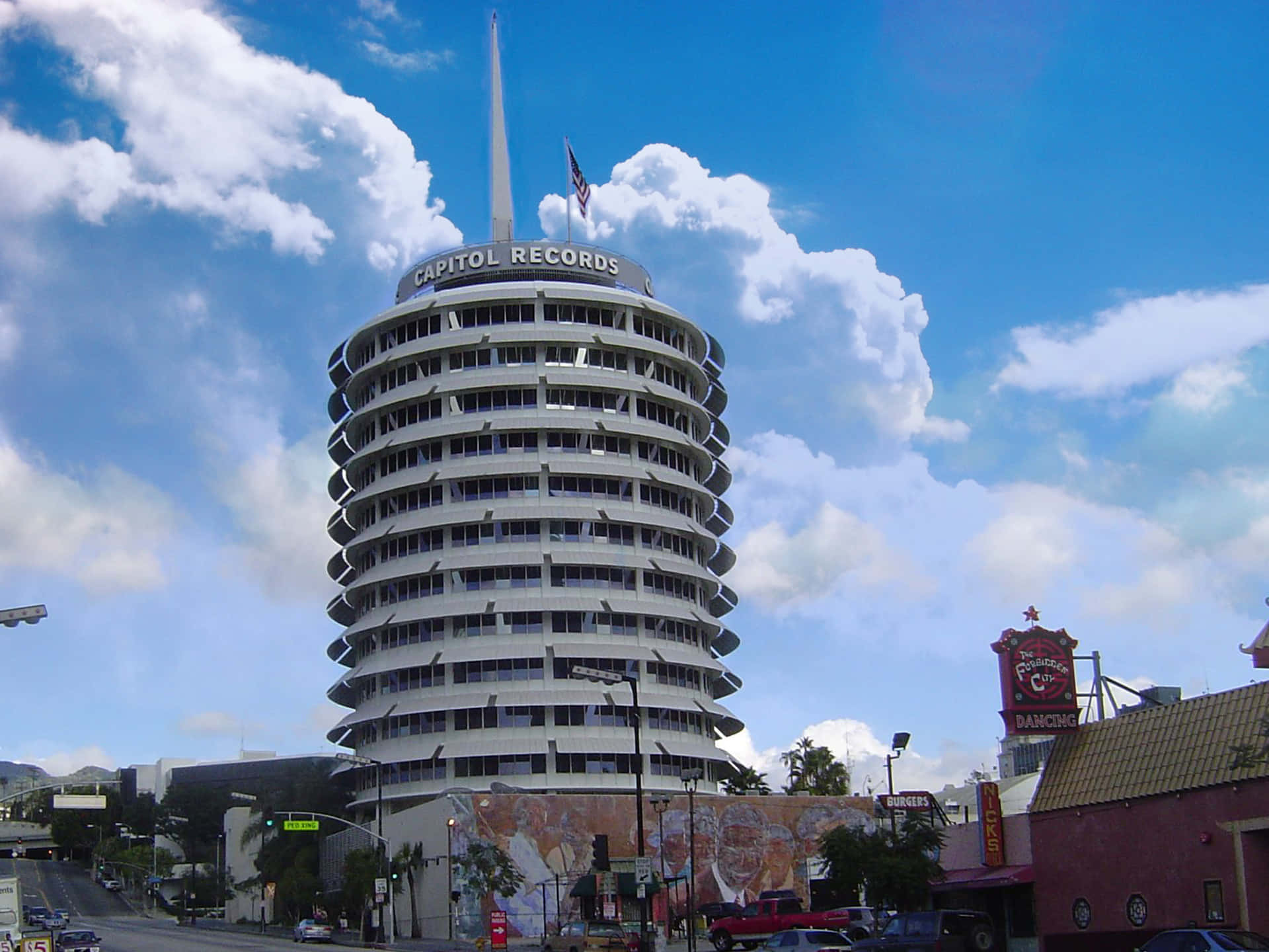Edificiode Capitol Records Con Cielo Azul. Fondo de pantalla