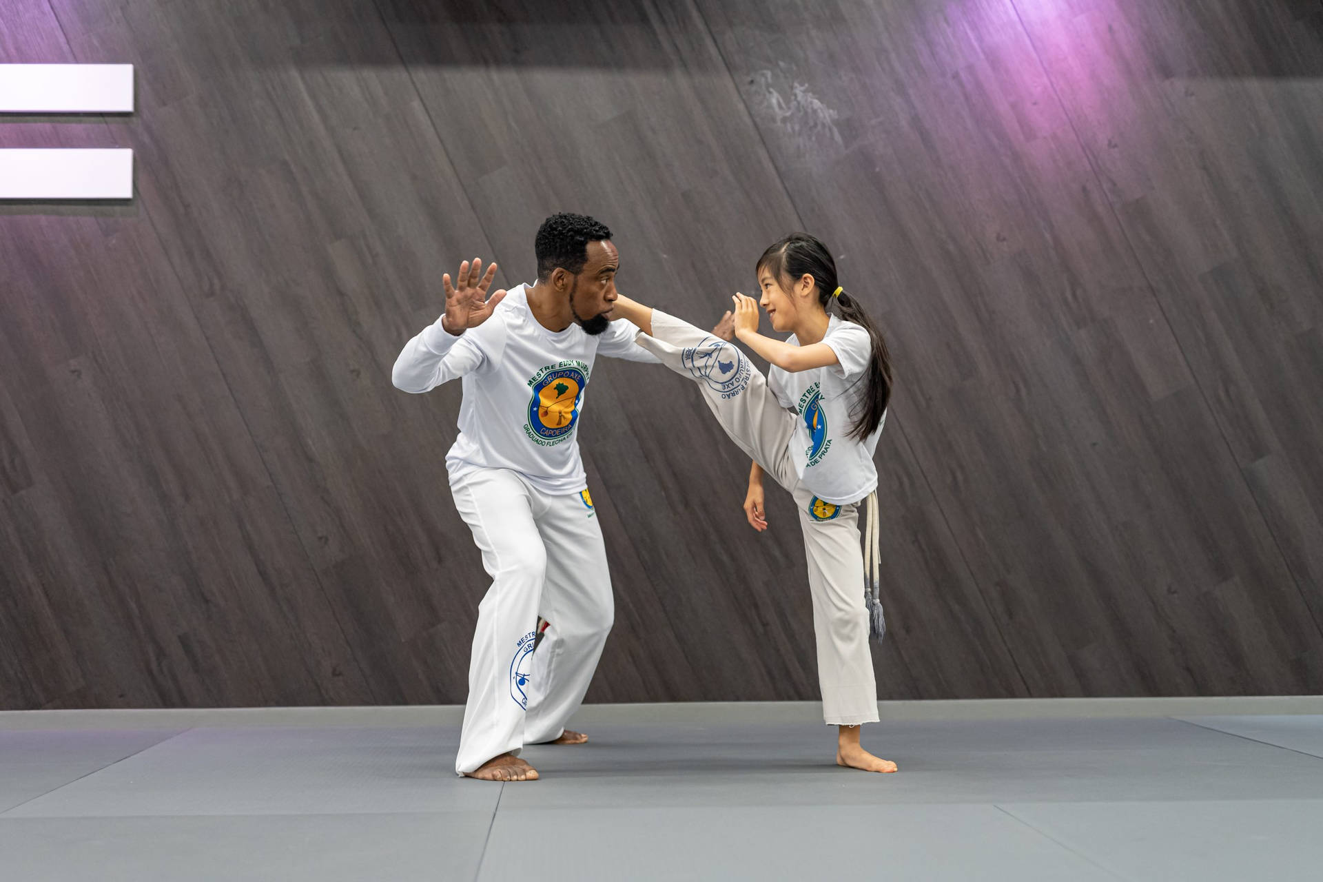 Allenatoredi Capoeira Che Insegna Ad Uno Studente Sfondo
