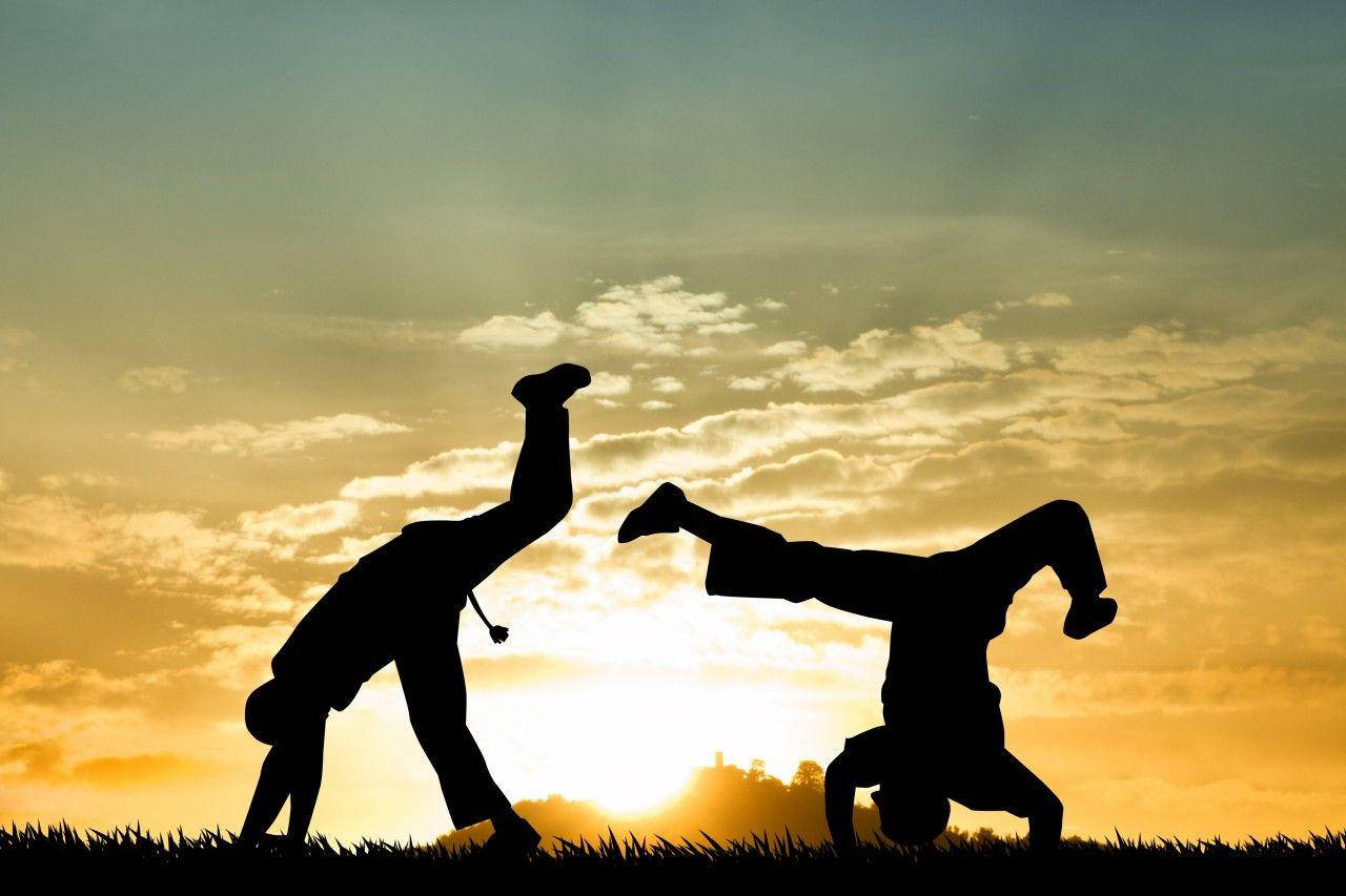 Capoeirakämpfer Während Des Sonnenuntergangs Wallpaper