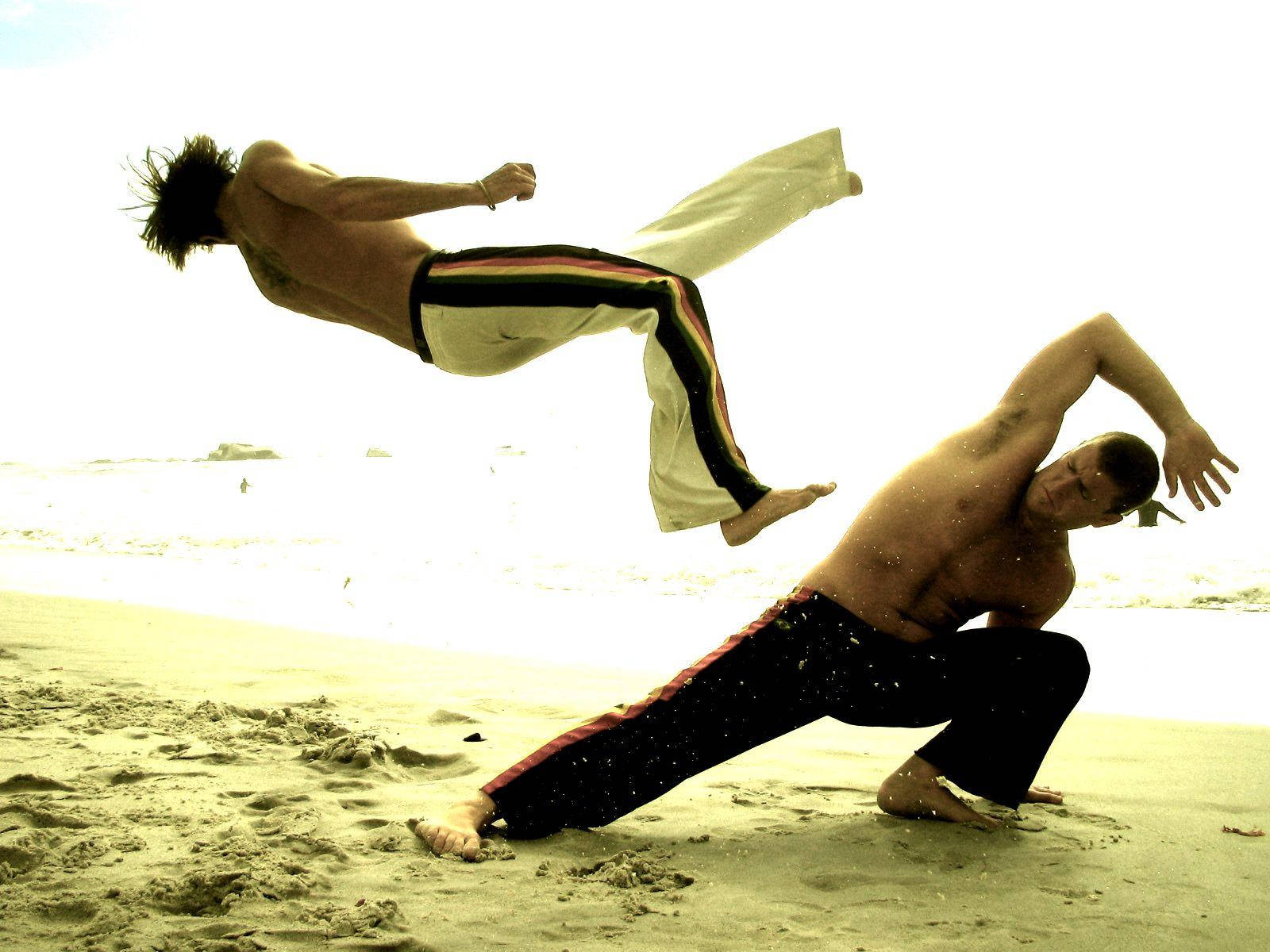 Lottatoridi Capoeira Sulla Sabbia Sfondo