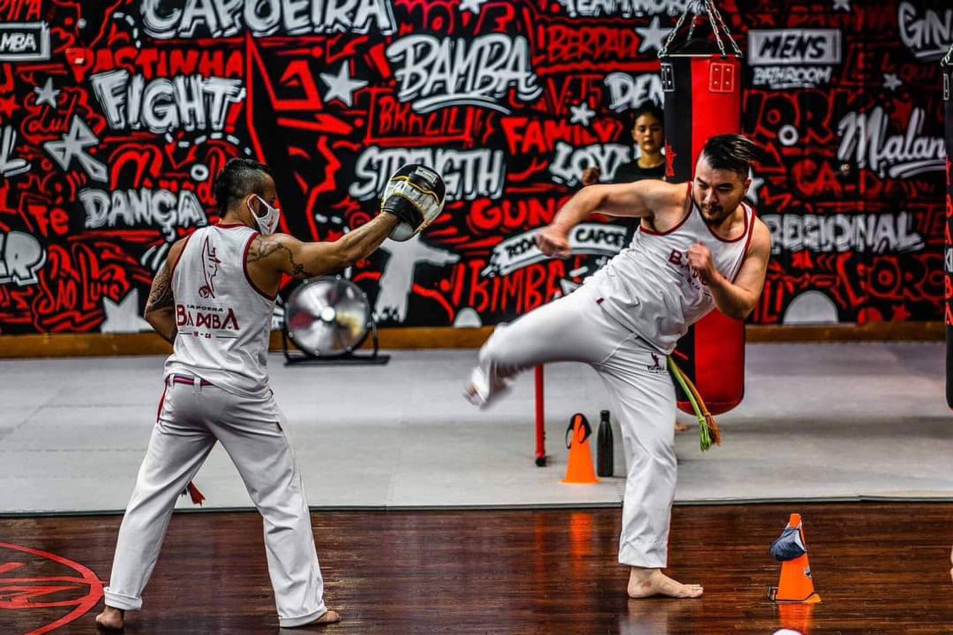 Entrenadorde Capoeira En El Gimnasio Fondo de pantalla