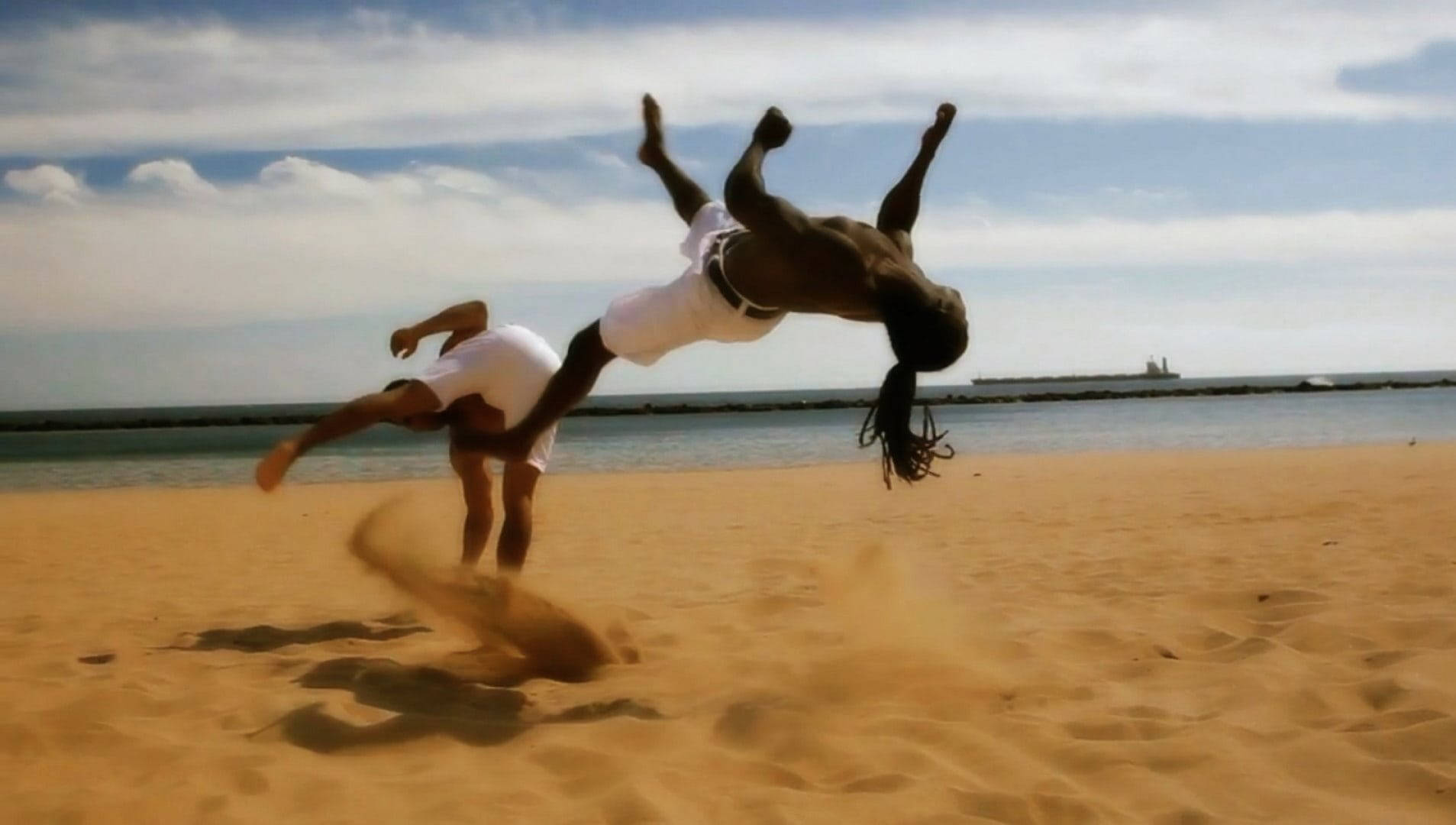 Capoeiracon Patadas Voladoras De Alto Nivel. Fondo de pantalla
