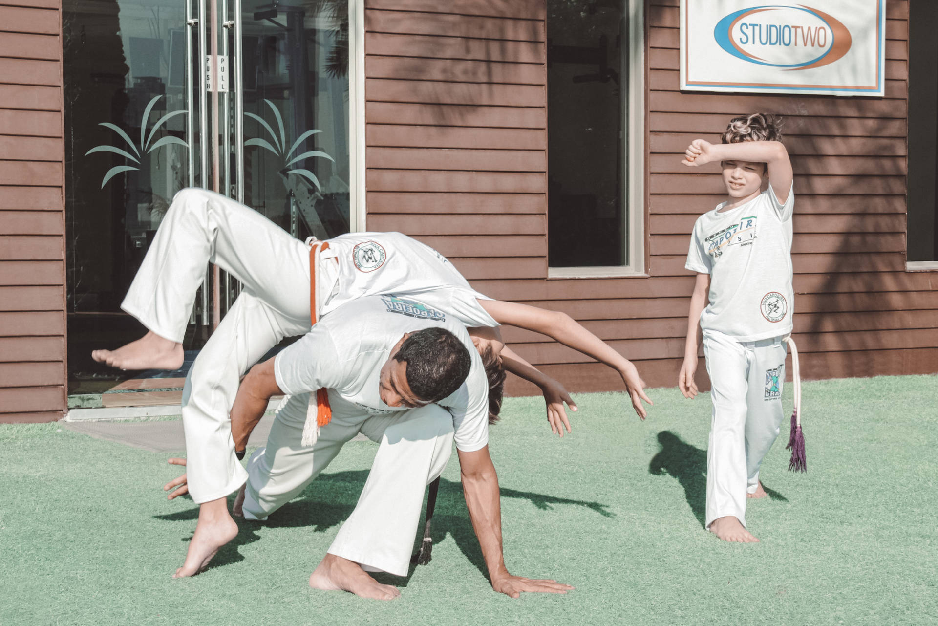 Prácticade Voltereta De Capoeira En La Computadora O En El Fondo De Pantalla Del Móvil. Fondo de pantalla