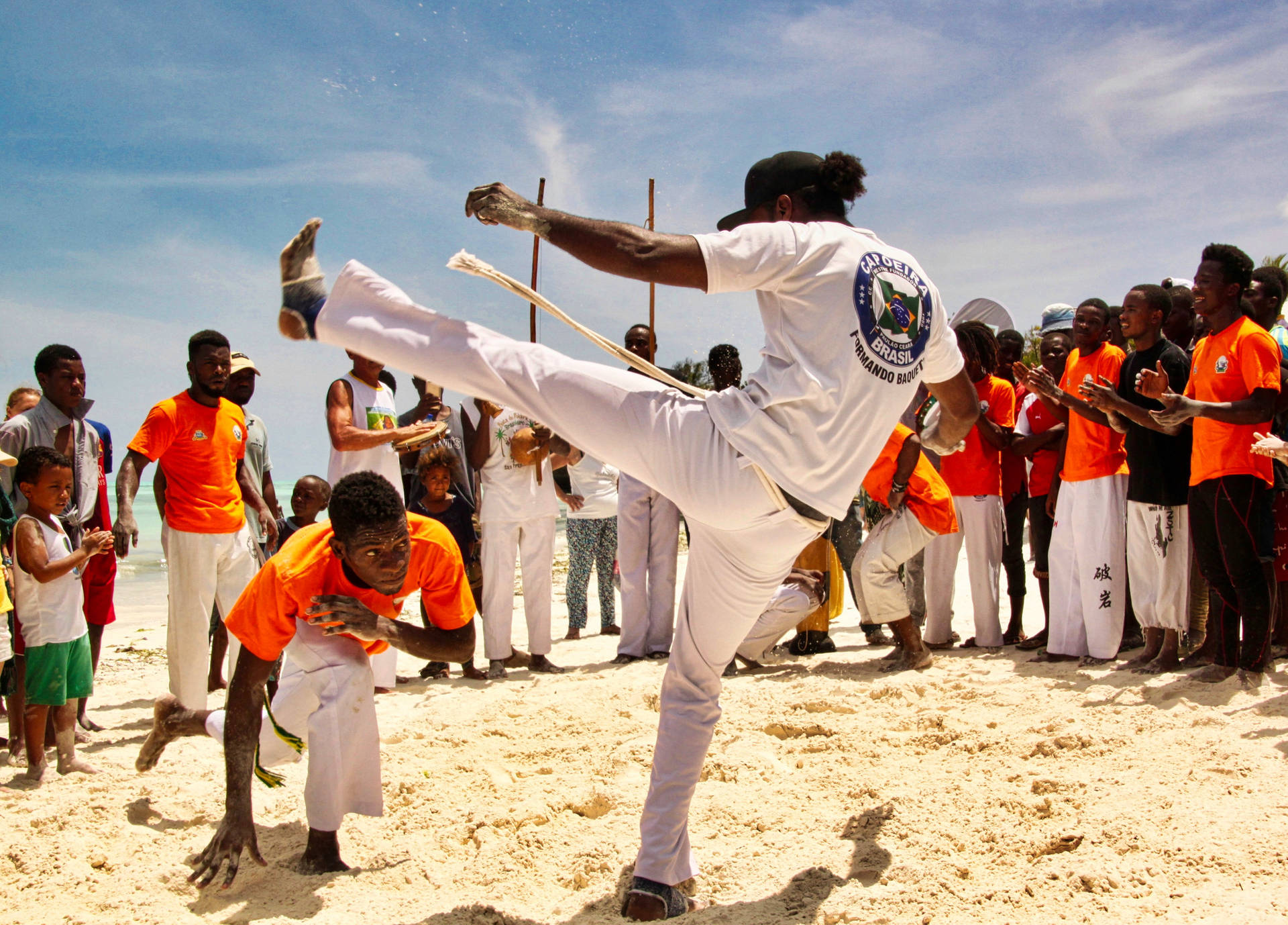 Combattimentodi Capoeira In Spiaggia Sfondo
