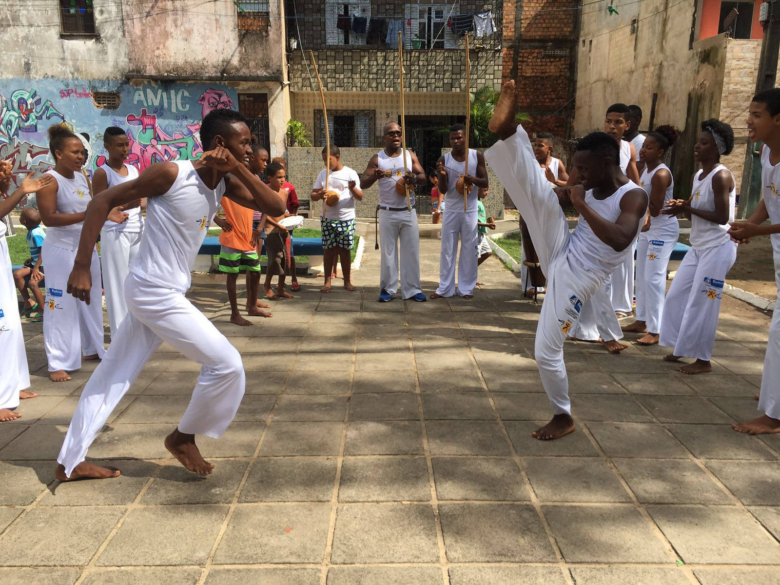 Sfondodinamico Di Capoeira Con Combattimenti Di Strada E Danze Al Ritmo Sfondo