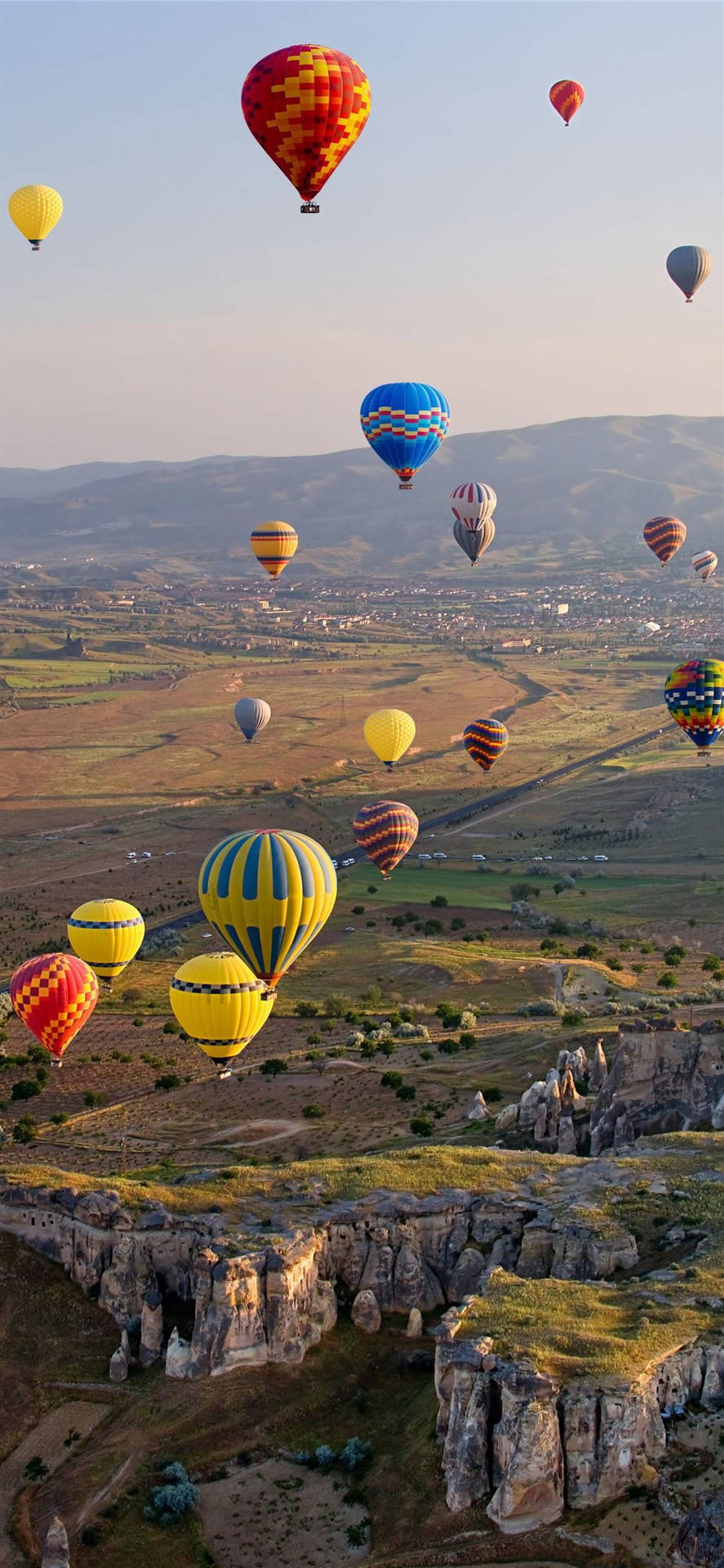 Cappadociaheißluftballons Fliegen Über Uns Hinweg. Wallpaper