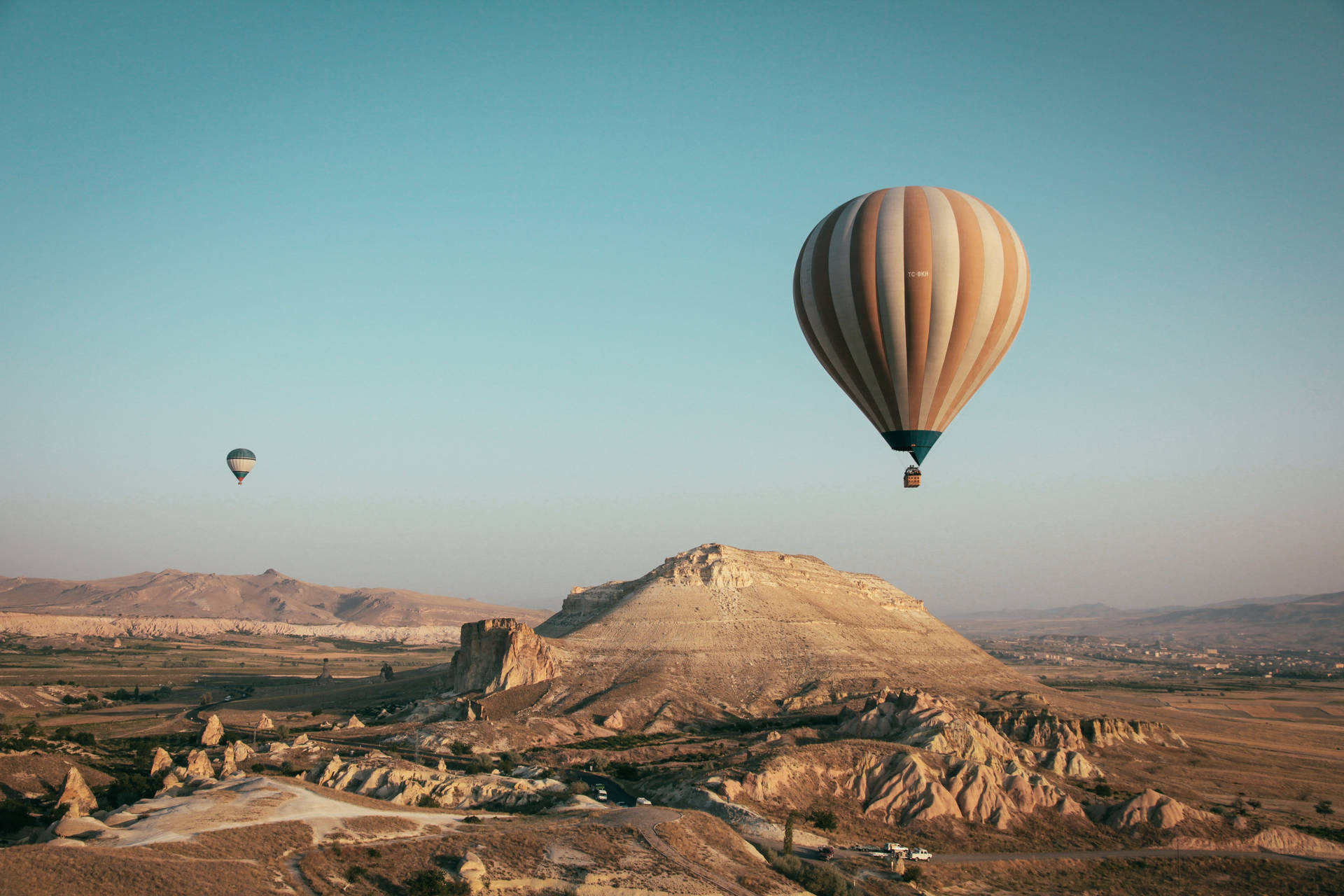 Cappadociaballons In Der Nähe Des Hügels Wallpaper