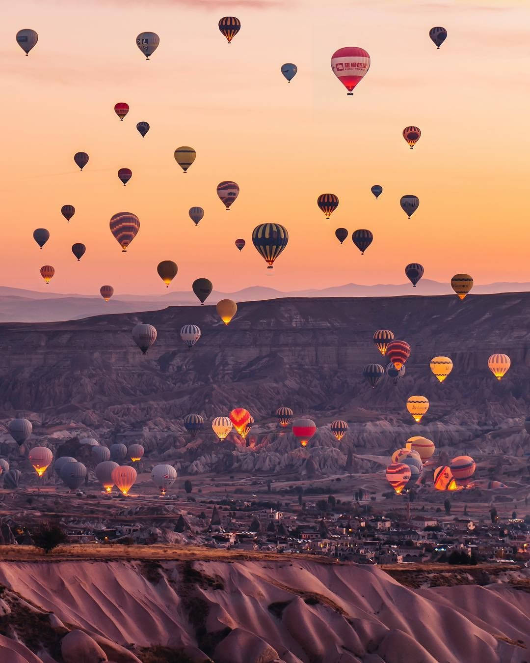 Cappadocialeuchtende Ballons Wallpaper