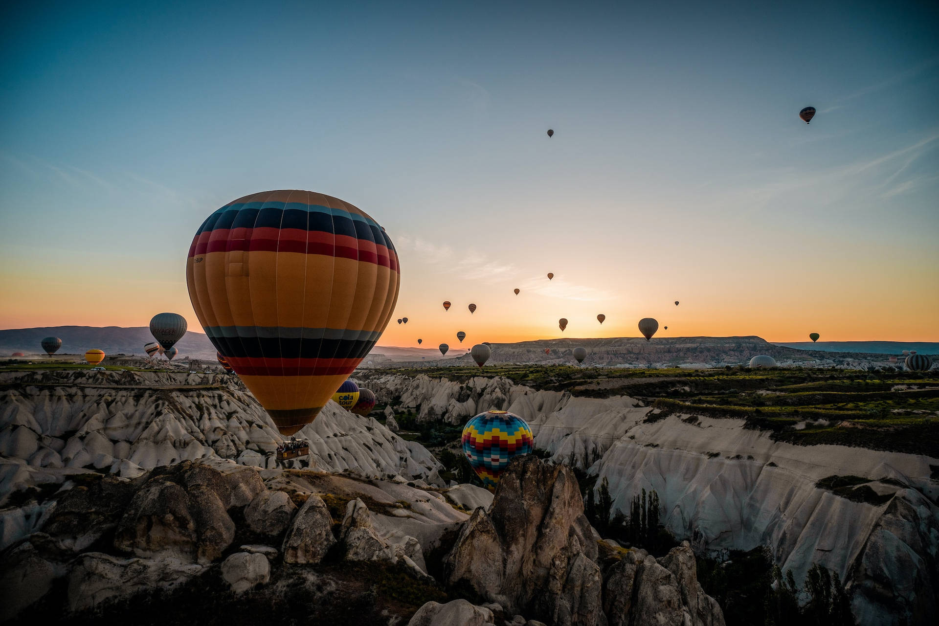 Cappadocia,palloncini Ad Aria Calda A Schermo Intero Per Il Desktop. Sfondo