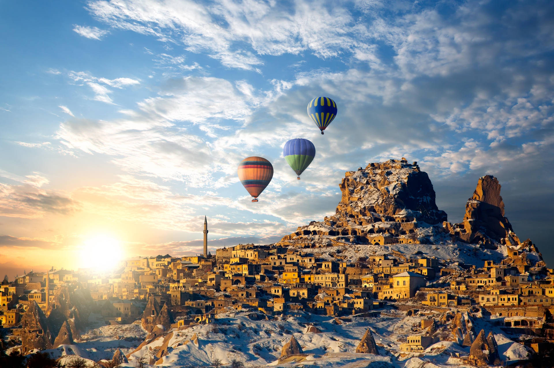 Cappadociasonnenaufgang Dorf Skyline Ballons Wallpaper
