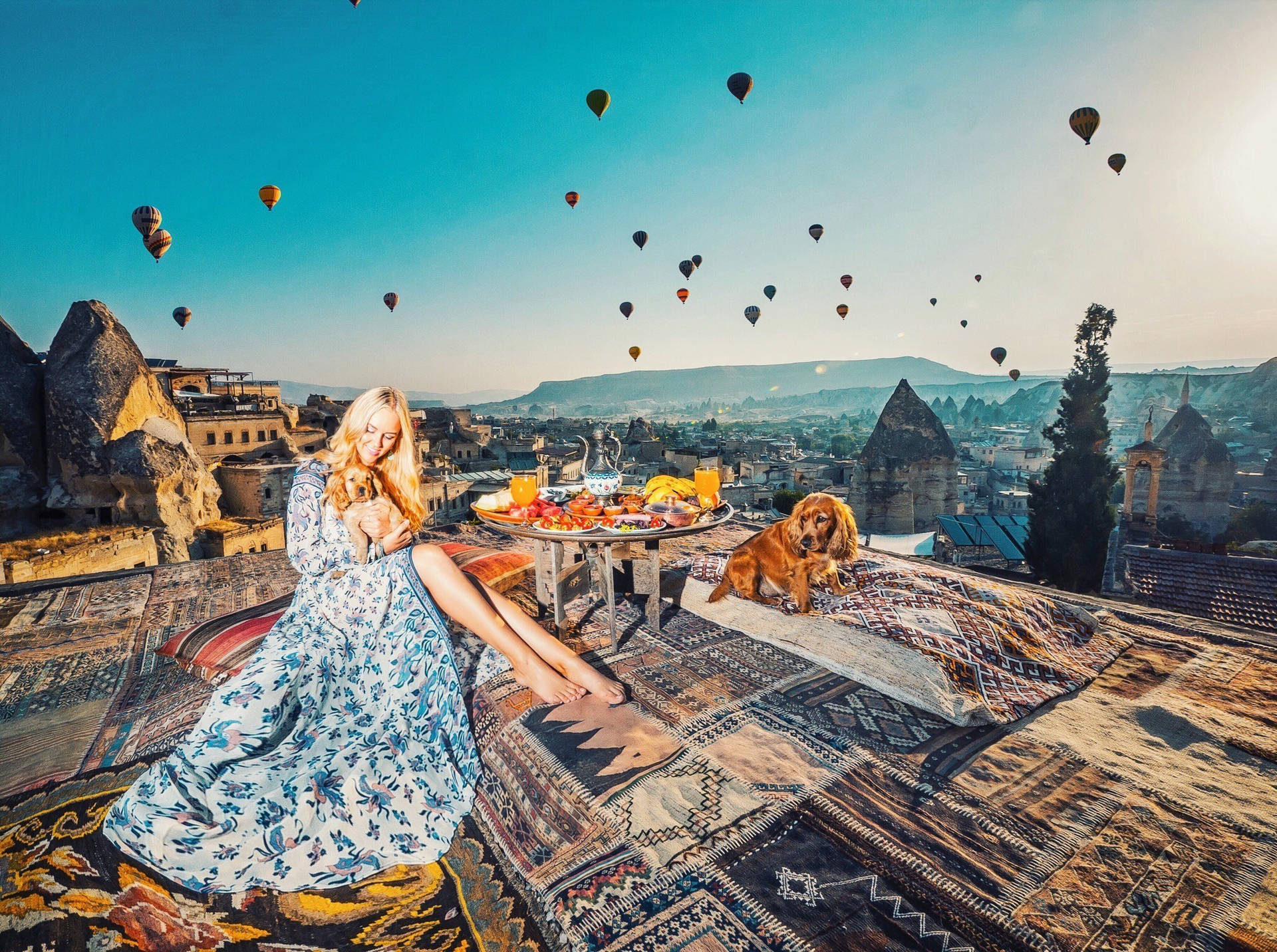 Wallpaper - Cappadocia Kvinde Hunde Ballon Tapet Wallpaper