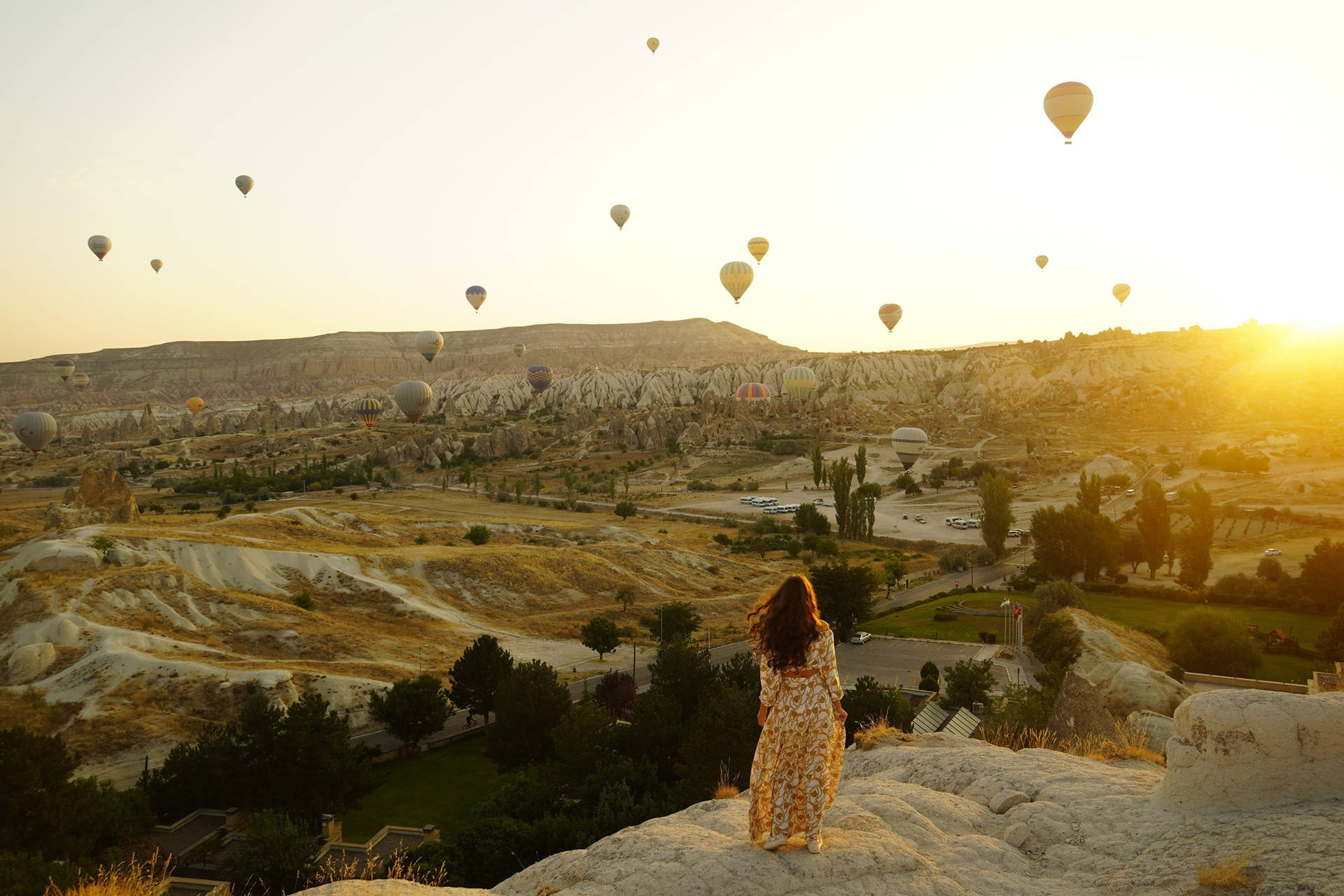 Mulherde Cappadocia Em Pé Com Balões. Papel de Parede