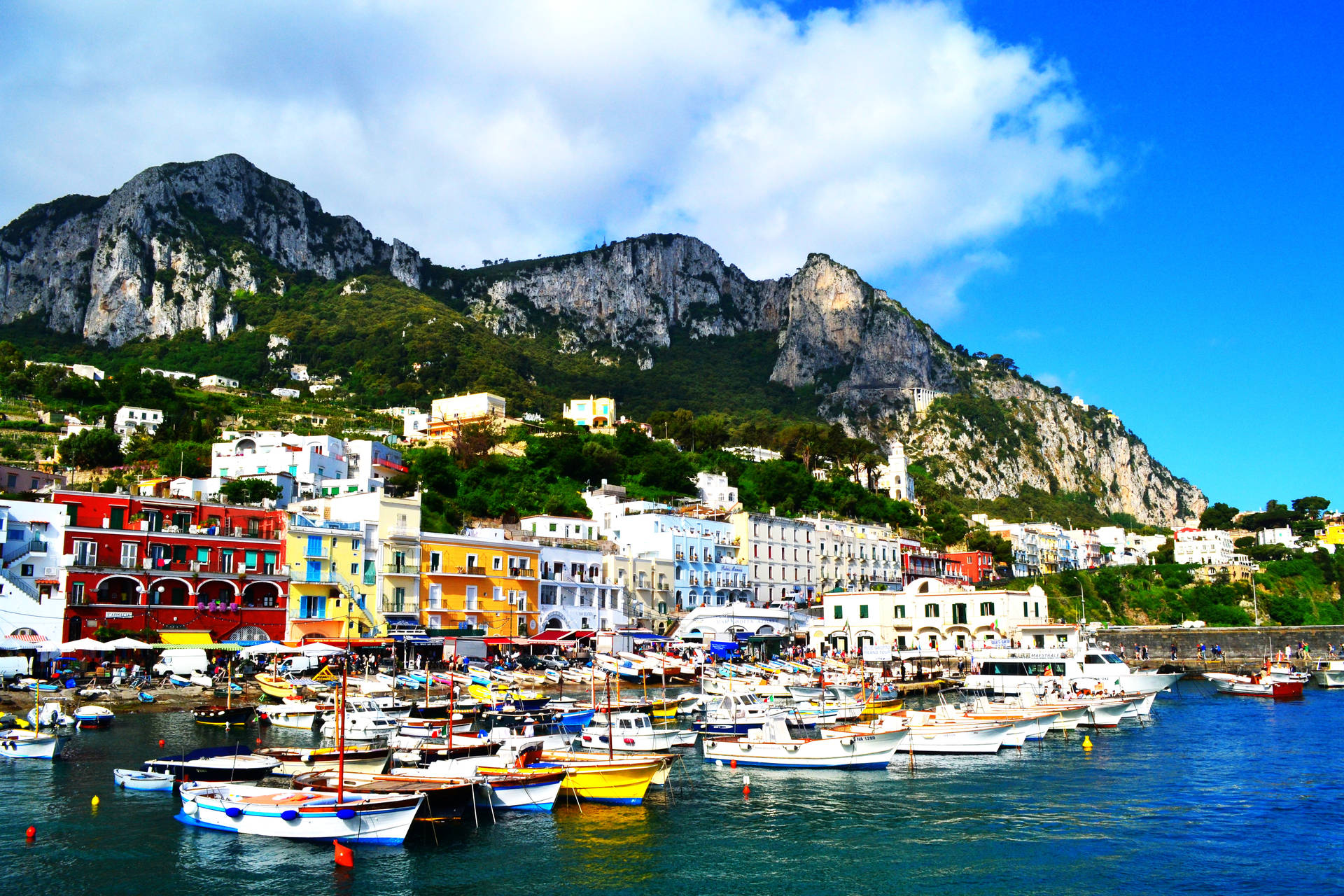 Capri,italia Con Una Vista Panorámica De Las Montañas. Fondo de pantalla