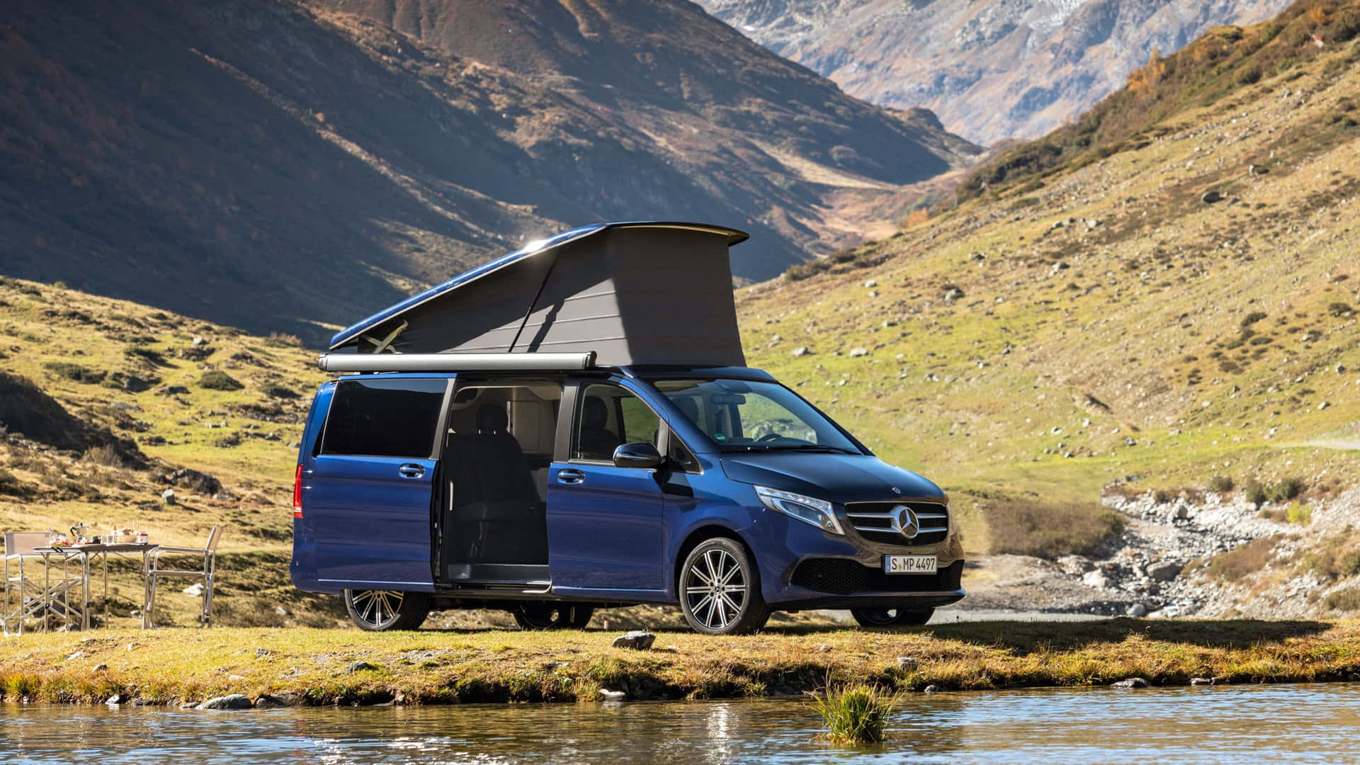 Caprion: Mercedes Benz V-class - The Epitome Of Luxury And Comfort Wallpaper