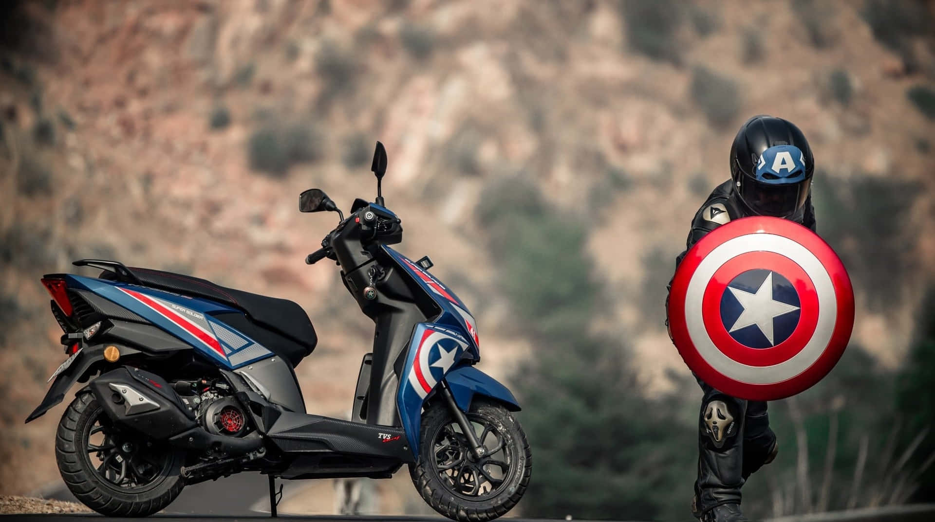 Captain America Themed Scooter En Rijder Achtergrond