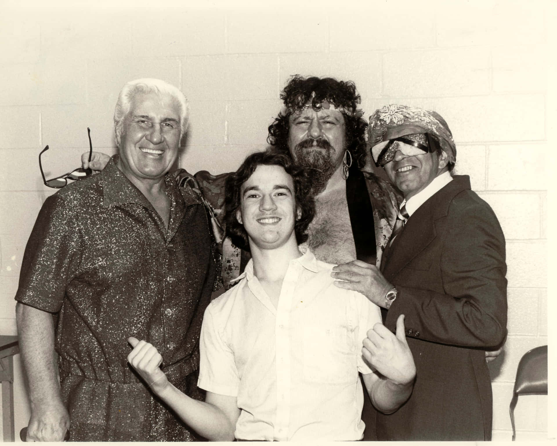 Iconic wrestling manager, Captain Lou Albano, in a candid shot with fellow management professionals. Wallpaper