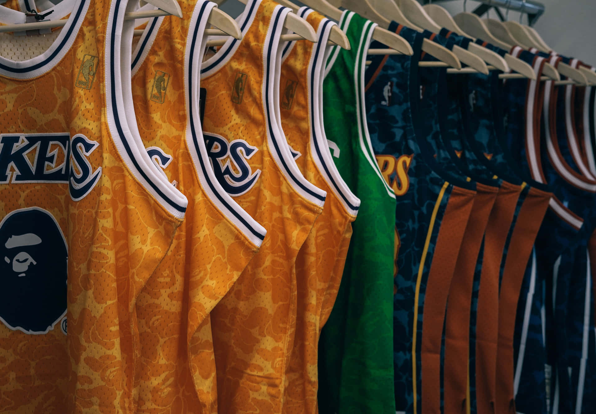 Keterangan: Kolase Dinamis Jersey Basket Nba. Wallpaper