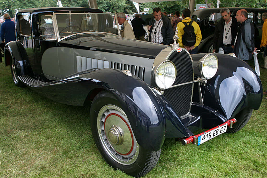 Bijschrift: Een Majestueuze Bugatti Type 41 Royale In Zijn Prime Achtergrond