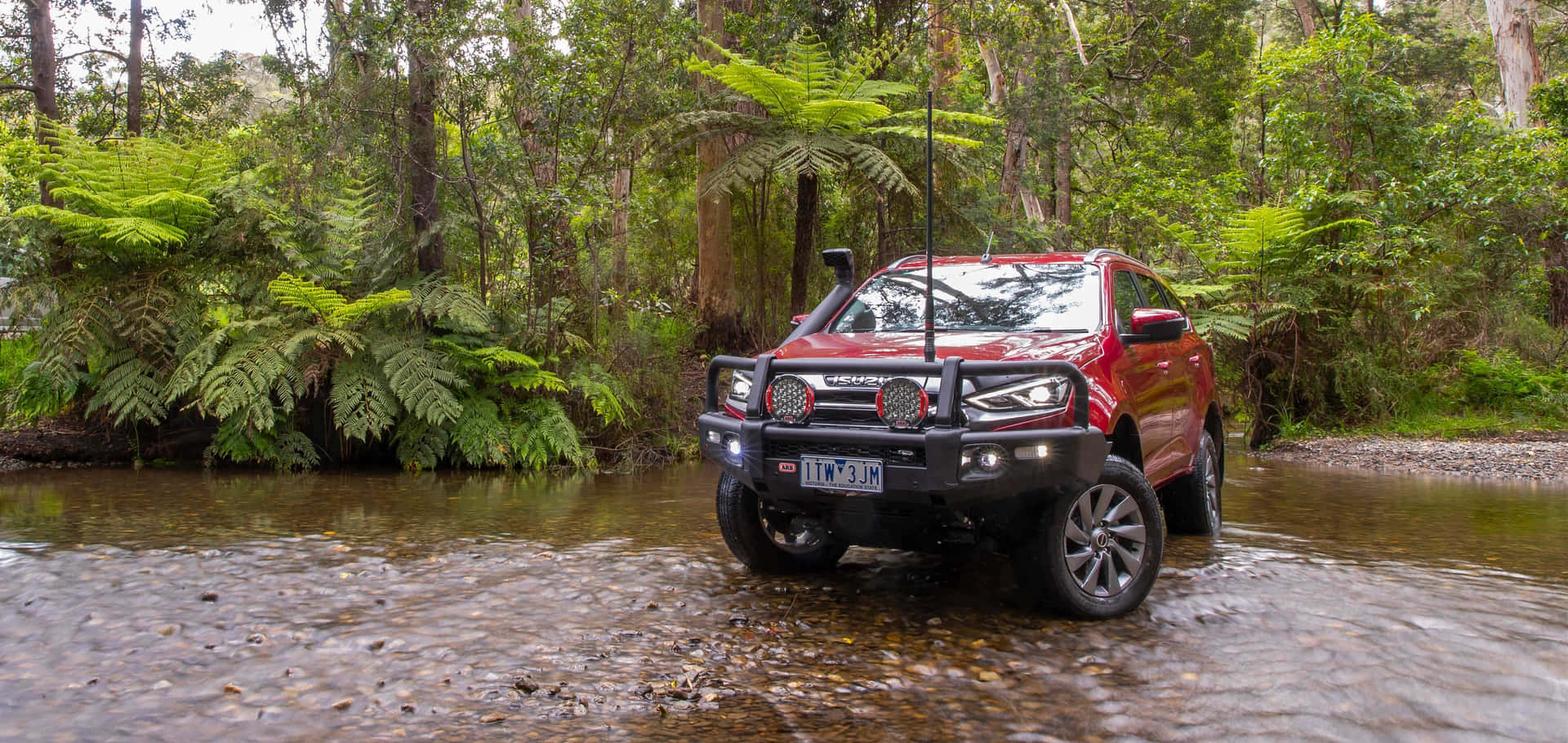 Eventyrlig Isuzu Mu-x Suv I Naturens Lykke Bakgrunnsbildet