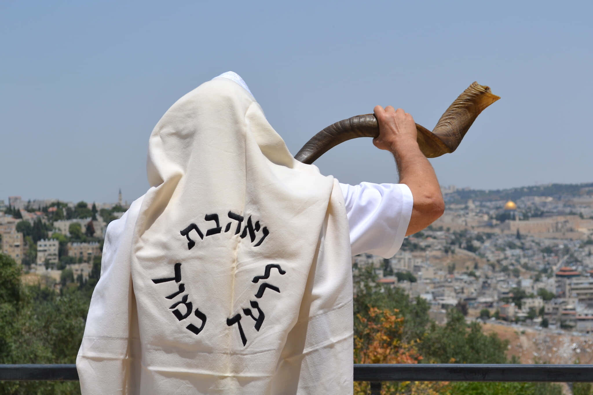 Caption: Celebrating Rosh Hashanah - Traditional Jewish New Year Wallpaper