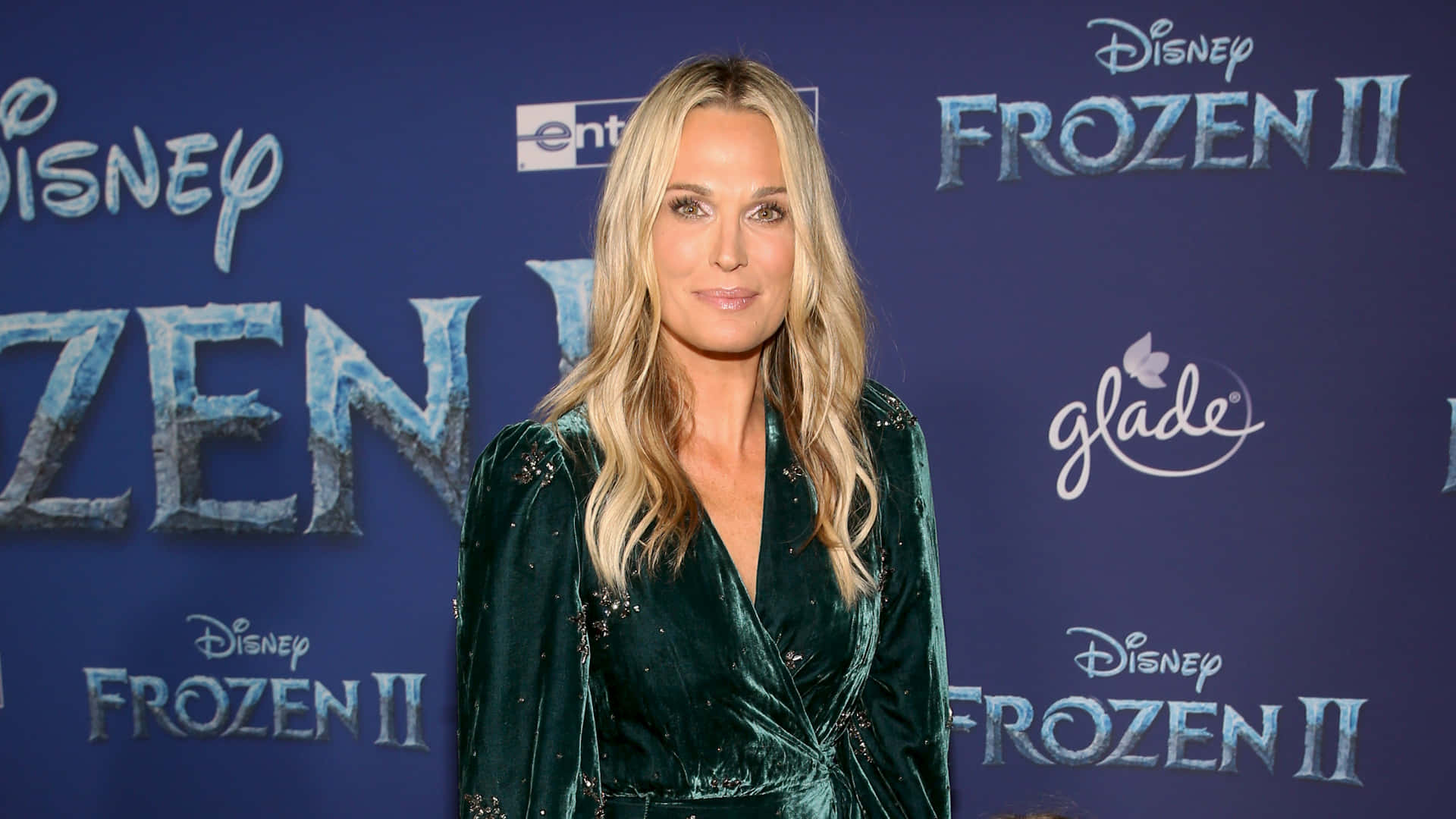 Bijschrift: Celebrity Molly Sims Straalt Op Een Rode Loper Evenement Achtergrond