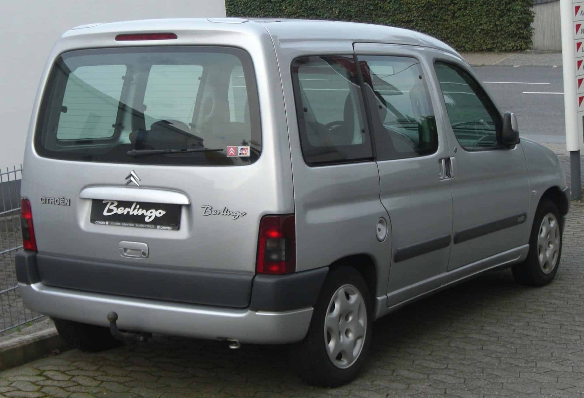 Caption: Elegant Citroen Berlingo In Cityscape Backdrop. Wallpaper